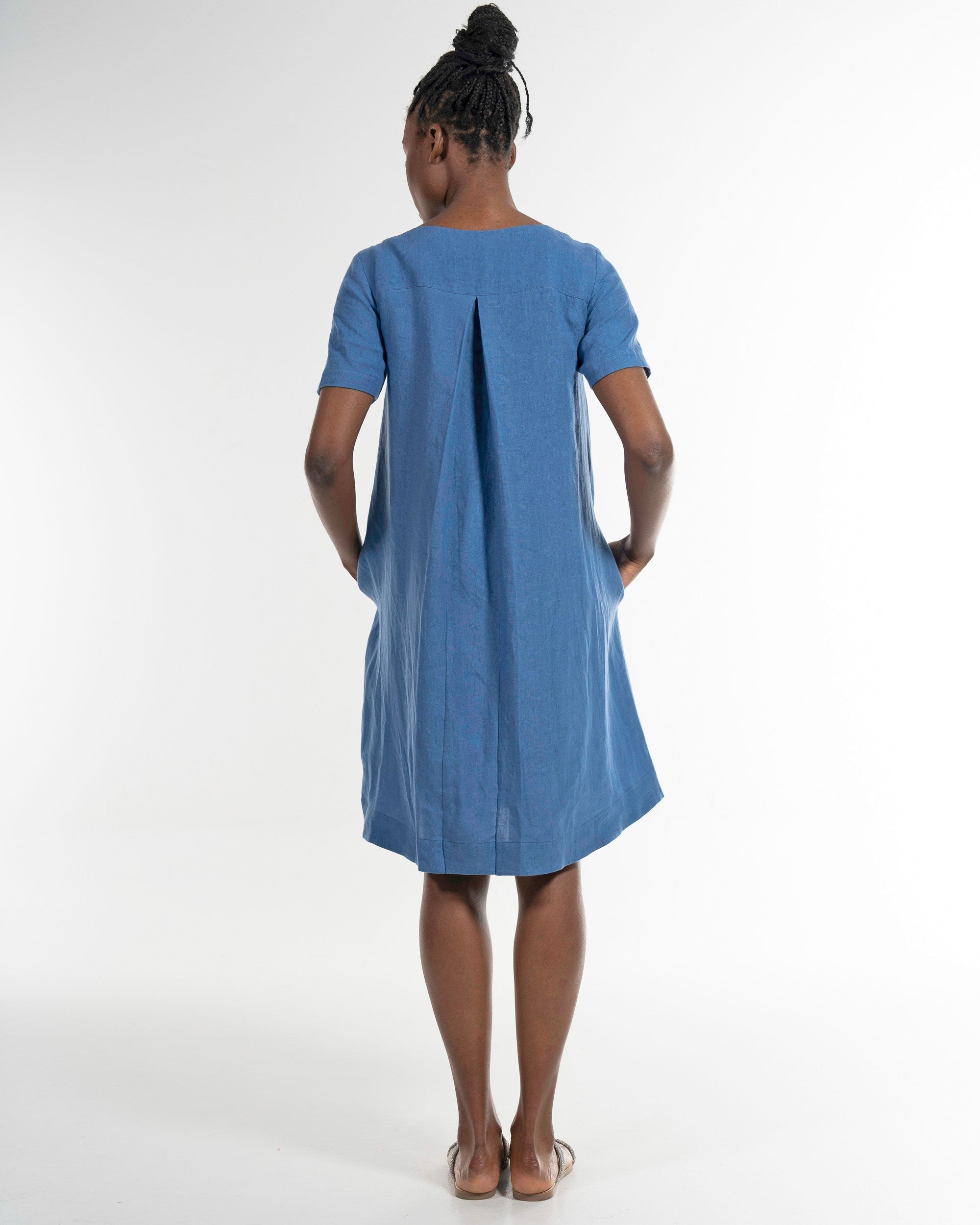 Leinen V-Neck Dress in Blau – Detailaufnahme #farbe_blau