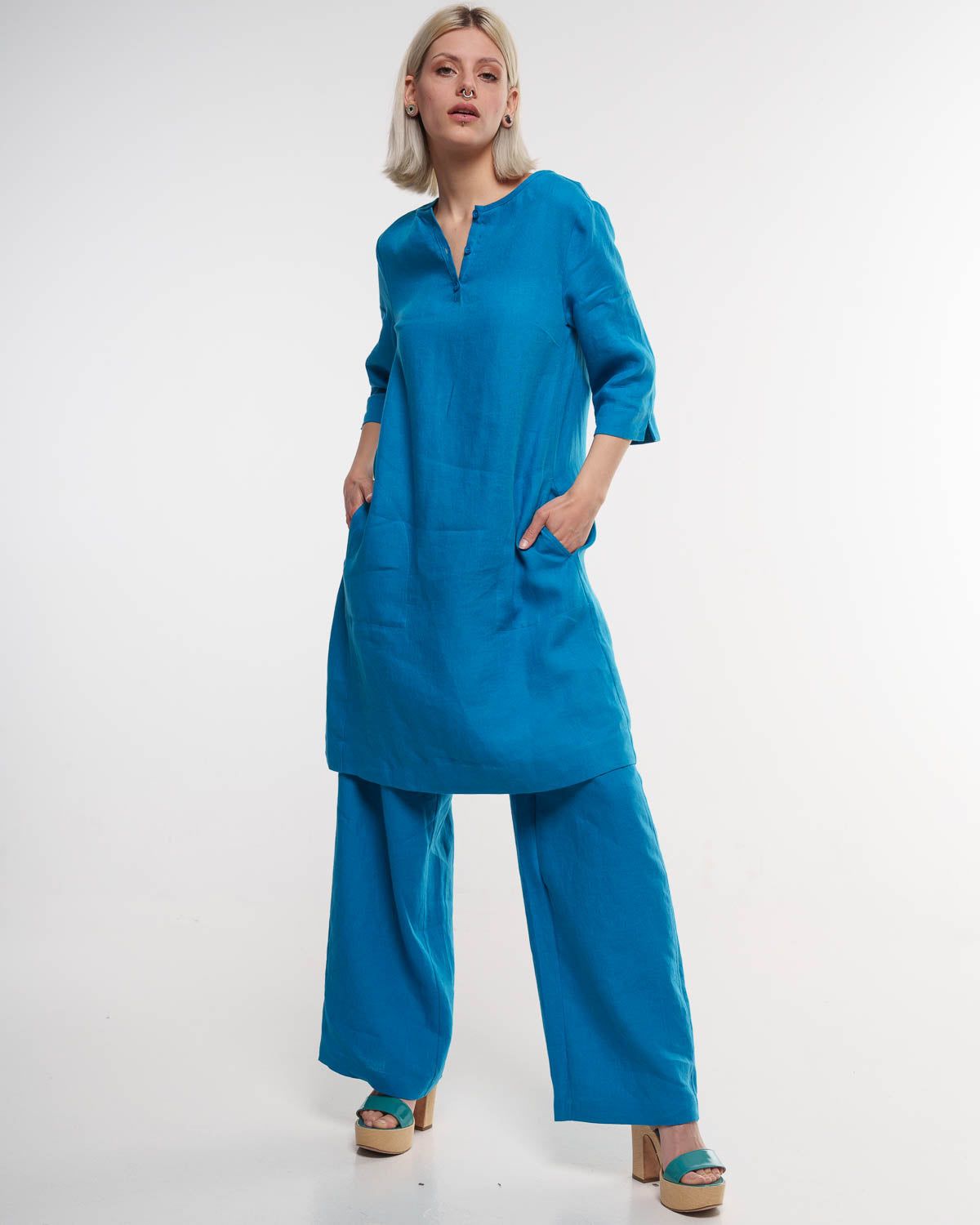 Leinen Kleid – Detailaufnahme in Orient Blue #farbe_orient blue