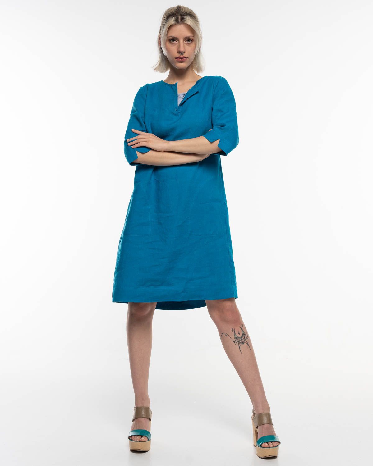 Leinen Kleid in Orient Blue – Halbnahaufnahme #farbe_orient blue