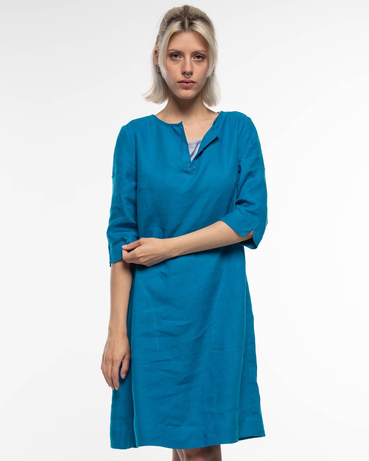 Leinen Kleid in Orient Blue – Detailansicht Verarbeitung myloook #farbe_orient blue