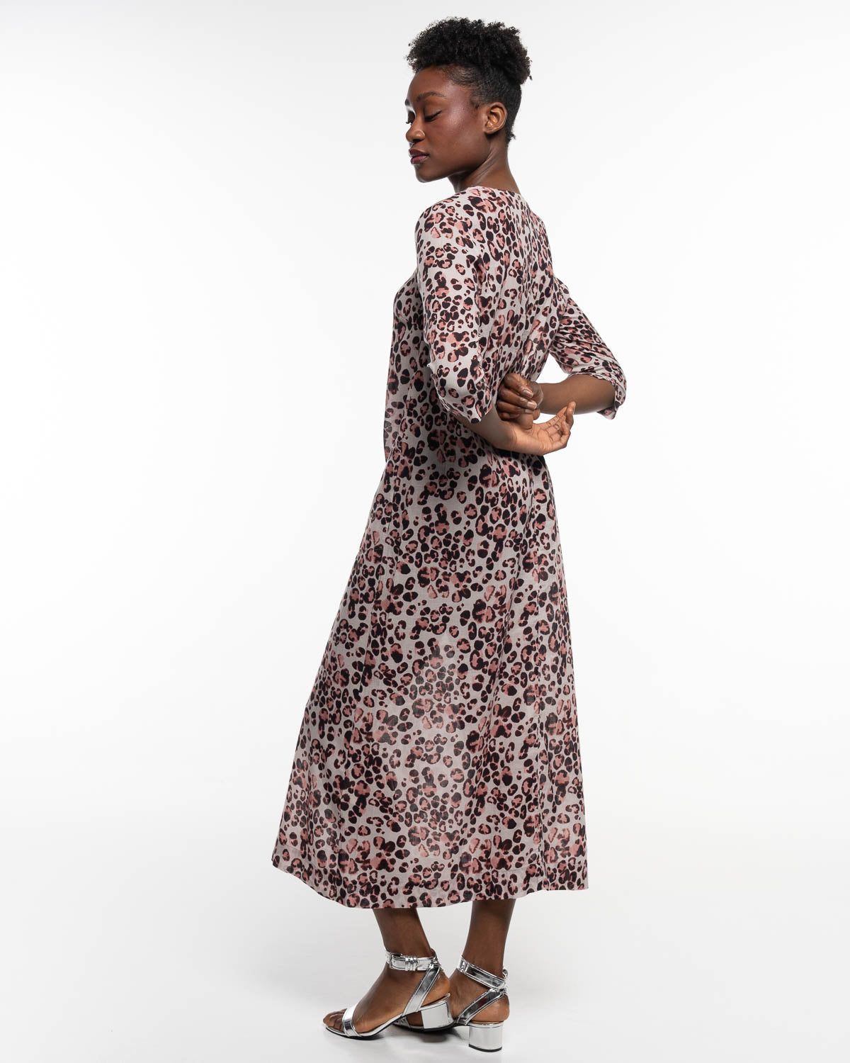Batist Gep Maxikleid in Rose-quarz – Ganzkörperansicht #farbe_rose-quarz