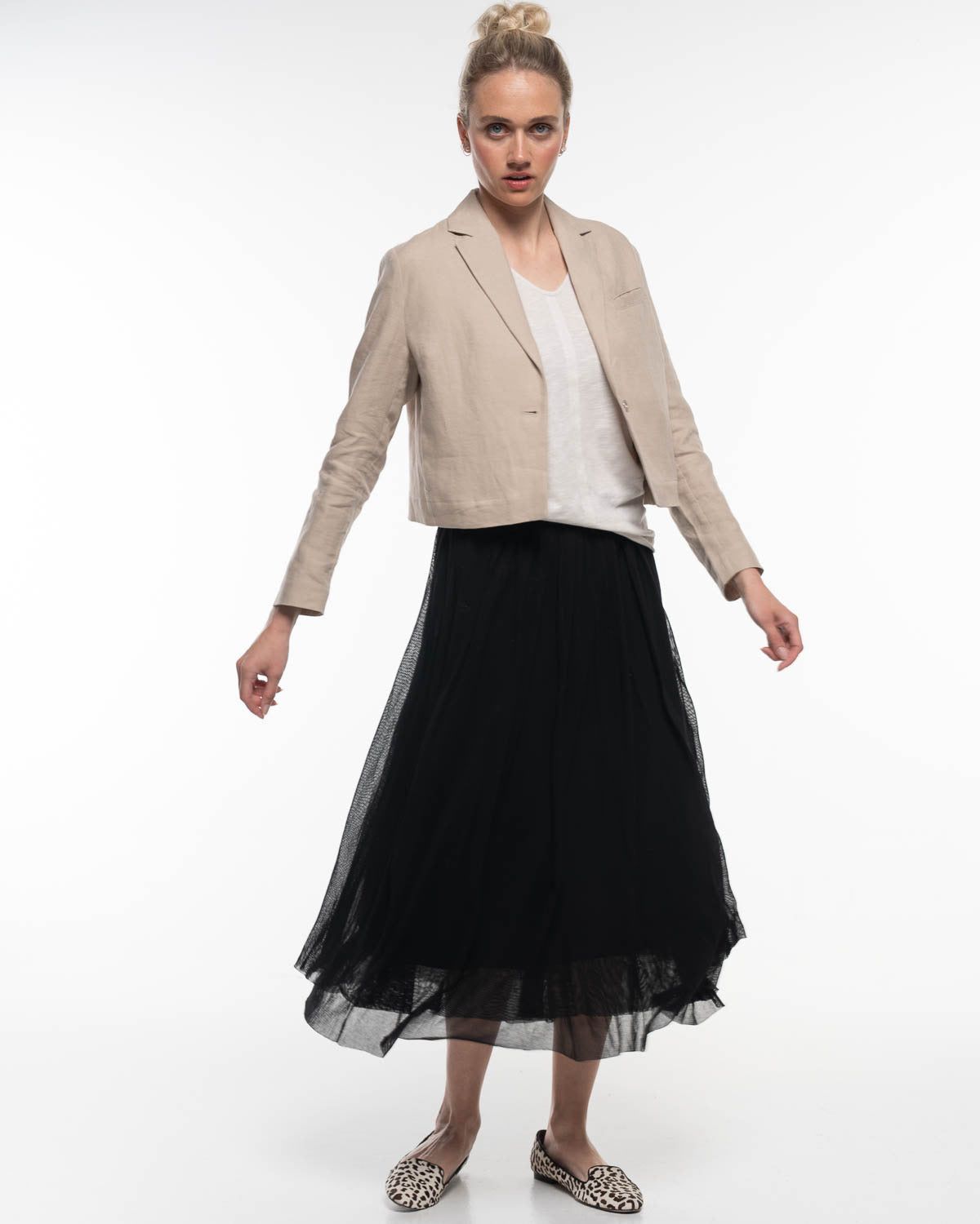 Leinen Blazer in Humus – Halbnahaufnahme #farbe_humus