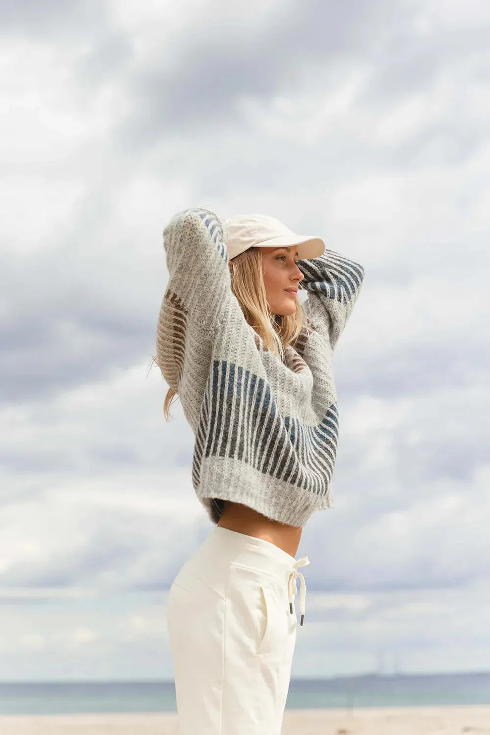 Gestreifter Pullover Alpaka Wolle – Weicher Strickpullover für Damen aus Alpaka-Woll-Mix, perfekt für kühle Tage am Strand oder in der Stadt.