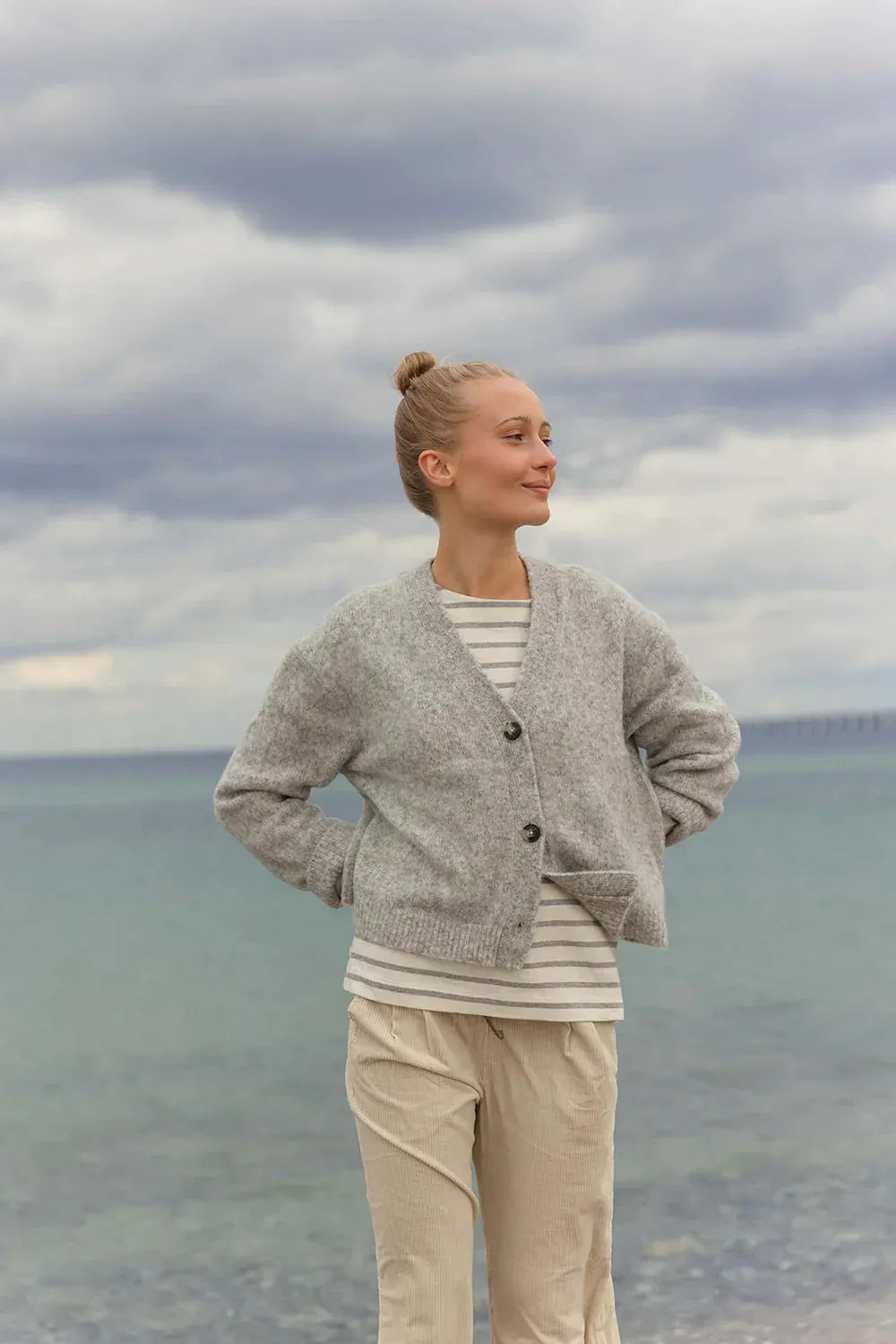 Kuscheliger Cardigan aus Alpaka-Mix – Rückansicht in Lightgrey-melange #farbe_Lightgrey-Melange