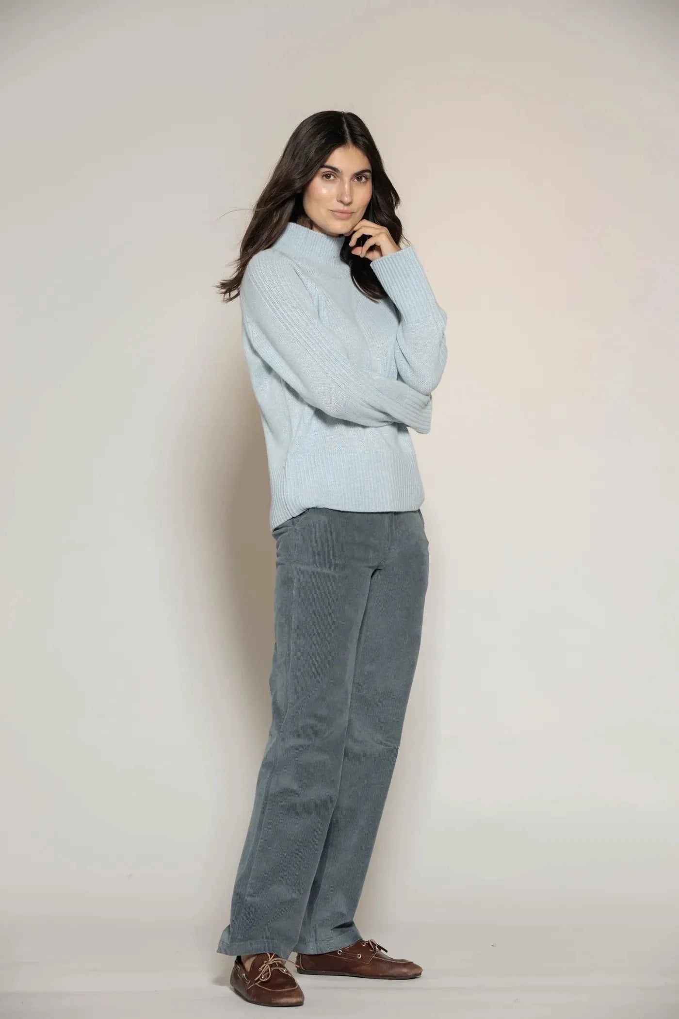 Stehkragen Pullover in Hellblau – Ganzkörperansicht #farbe_Hellblau