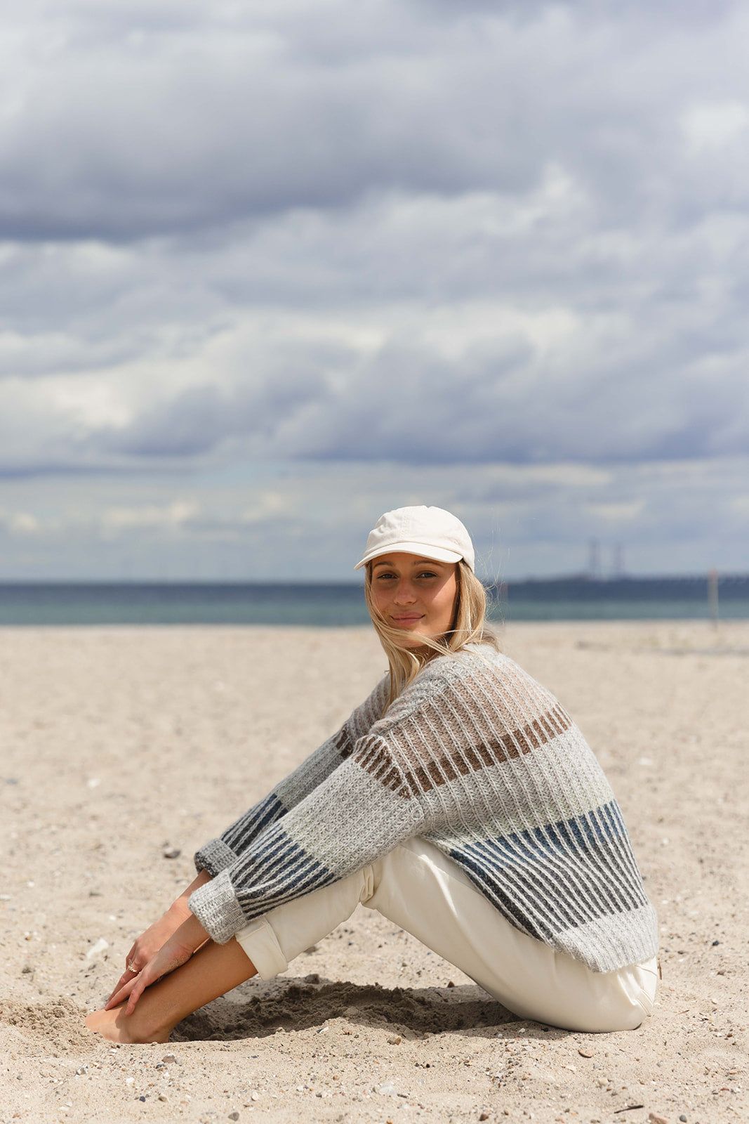 Gestreifter Pullover Alpaka Wolle – Bequemer Damenpullover aus Alpaka-Woll-Mix mit modischem Streifenmuster, ideal für entspannte Strandmomente.