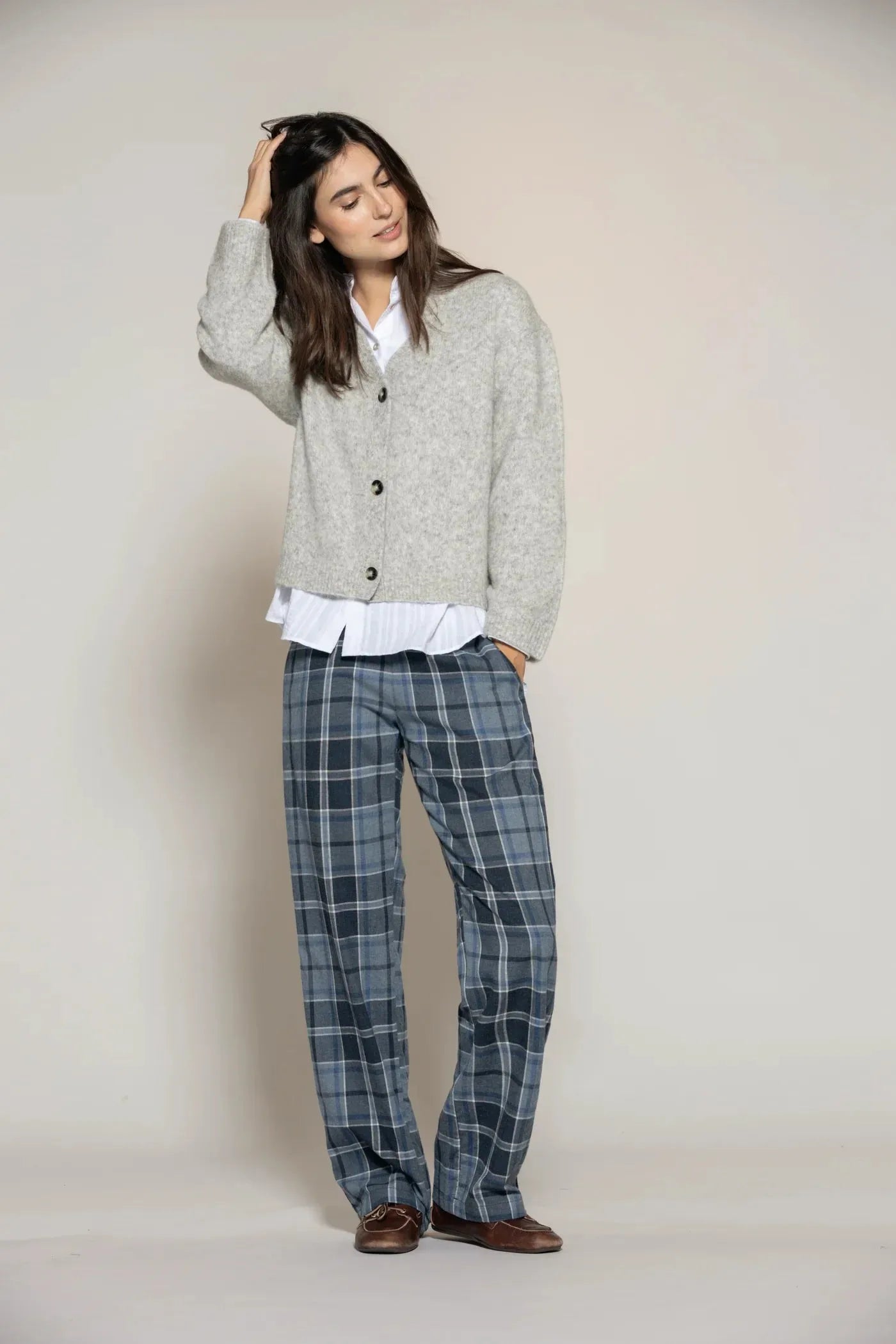 Kuscheliger Cardigan aus Alpaka-Mix in Lightgrey-melange – Detailansicht Verarbeitung #farbe_Lightgrey-Melange