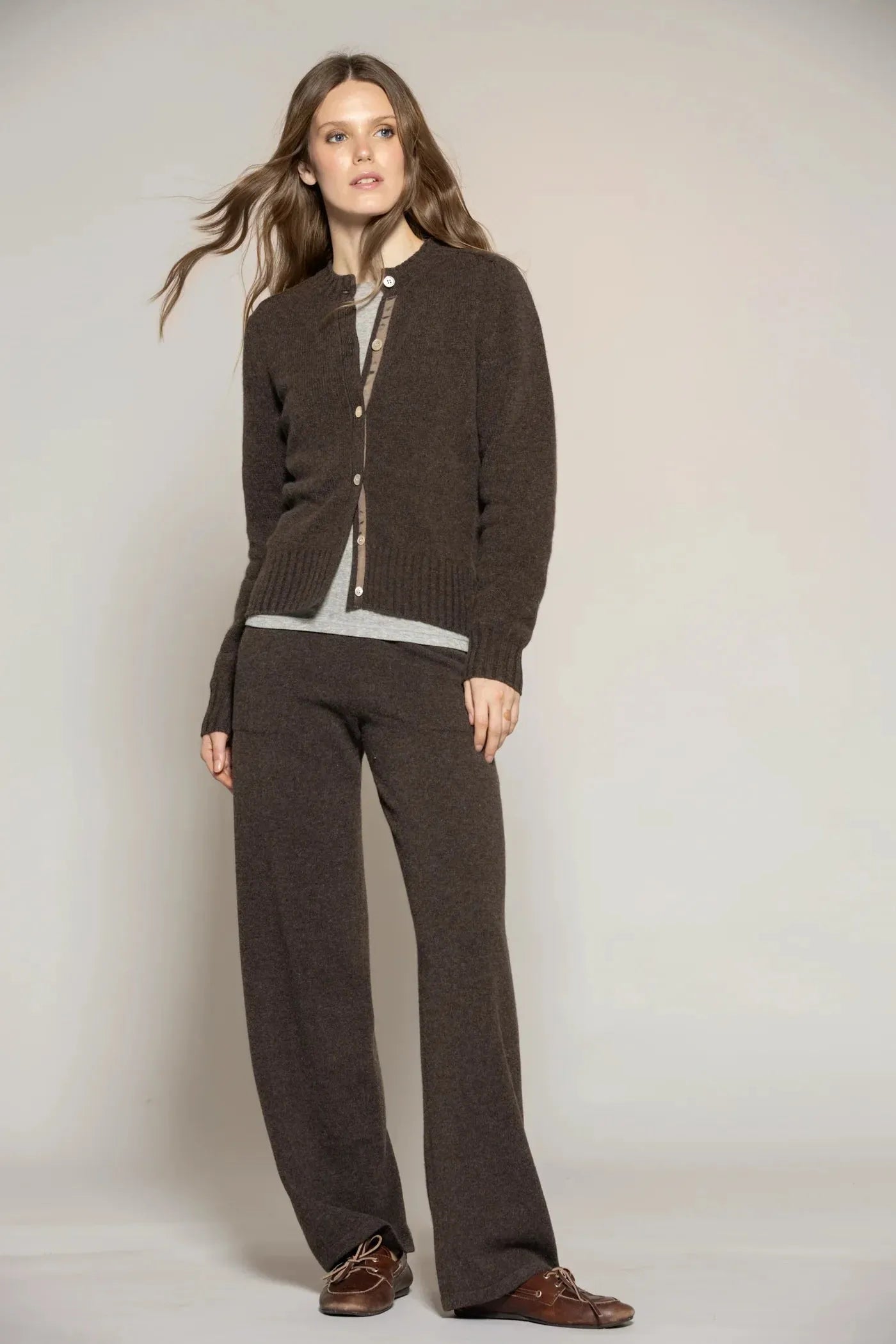 Feinstrick Cardigan in Dunkelbraun – Nahaufnahme myloook #farbe_Dunkelbraun