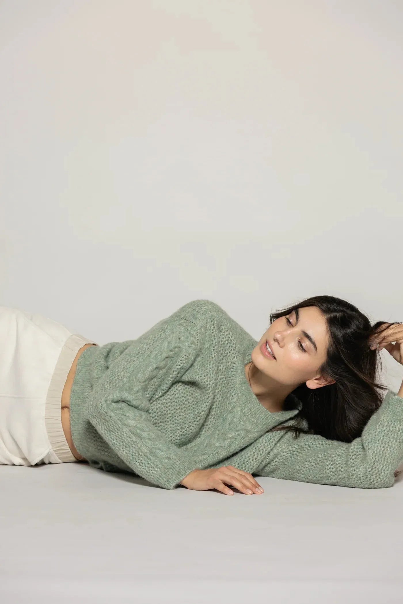 Zopfstrick Pullover in Dusty Green – Styling-Ansicht #farbe_Dusty Green