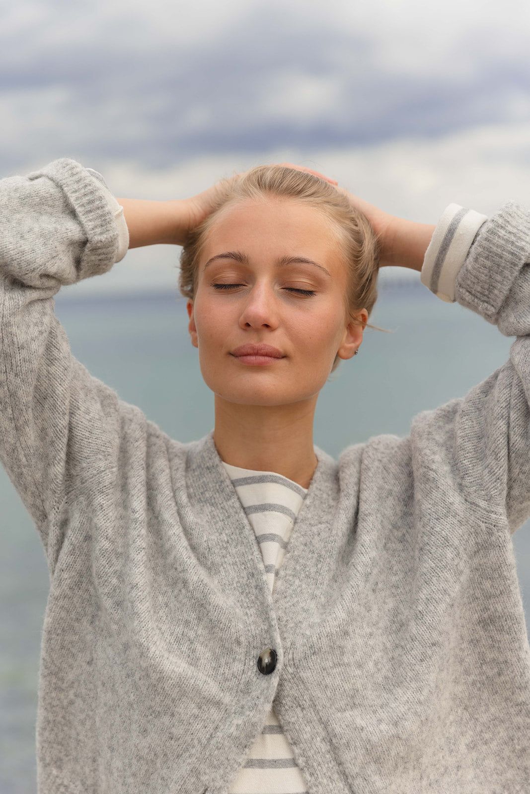 Kuscheliger Cardigan aus Alpaka-Mix in Lightgrey-melange – Vorderansicht myloook #farbe_Lightgrey-Melange