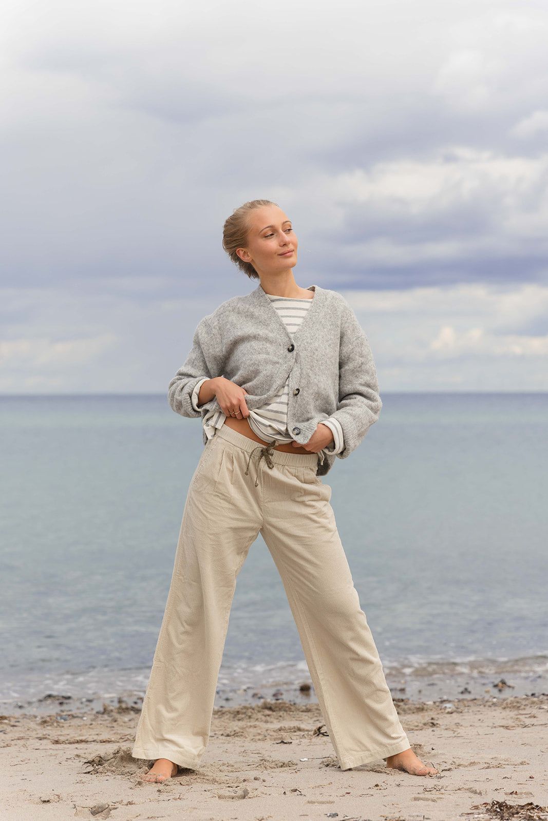 Kuscheliger Cardigan aus Alpaka-Mix in Lightgrey-melange – Seitenansicht #farbe_Lightgrey-Melange