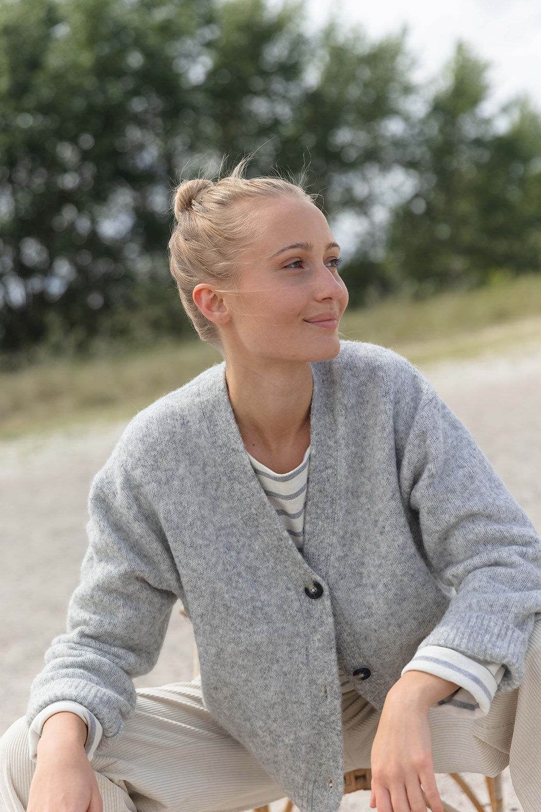 Kuscheliger Cardigan aus Alpaka-Mix – Halbnahaufnahme in Lightgrey-melange #farbe_Lightgrey-Melange