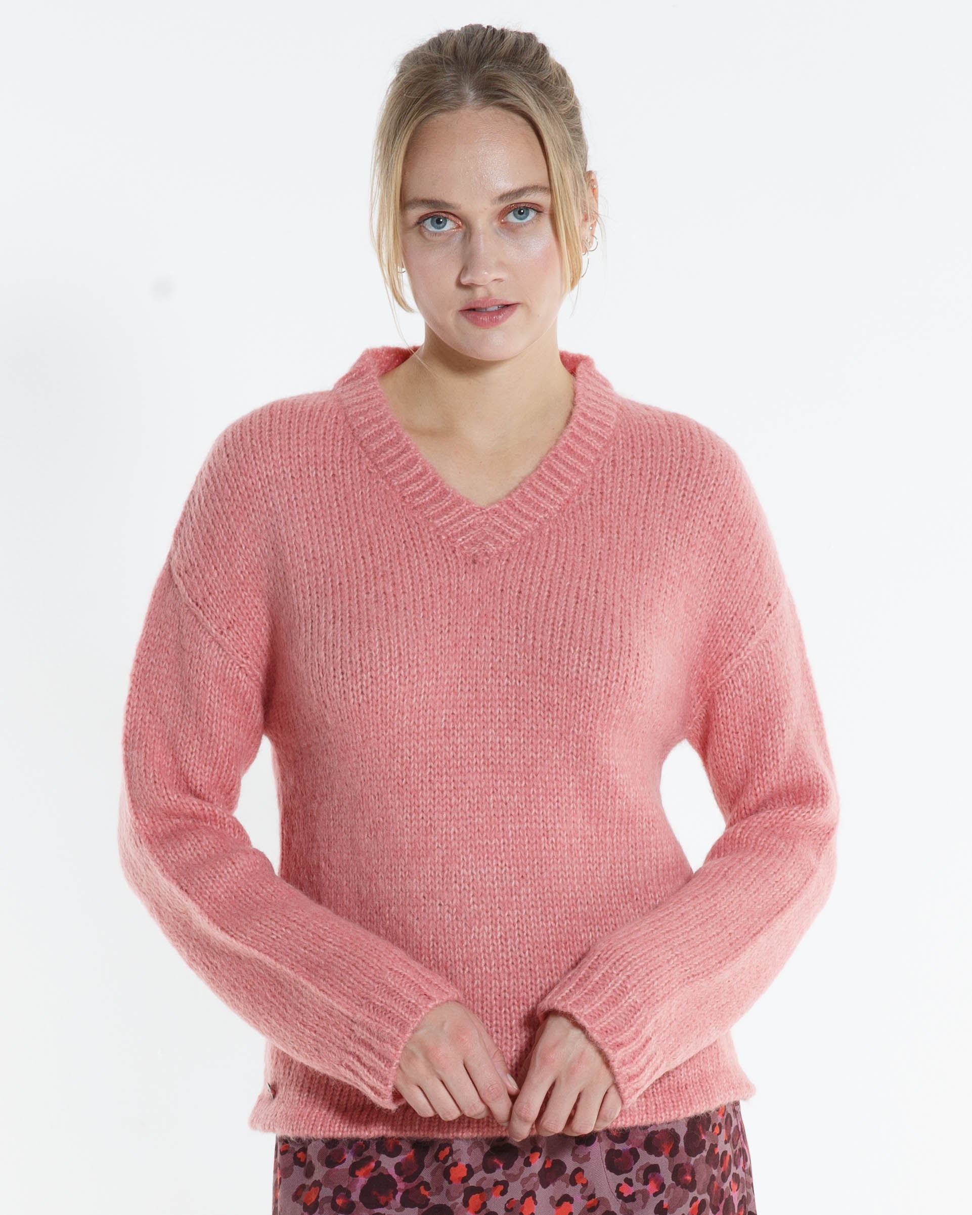 Suri V-Neck Pullover in Lachs – Produktbild myloook #farbe_lachs