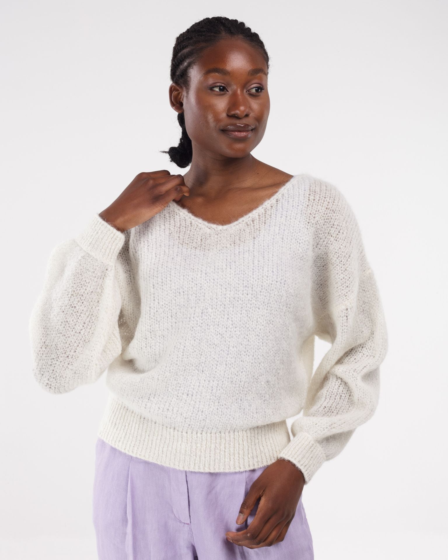 Light V-Neck Pullover in Off-white – Detailansicht Stoff #farbe_off-white