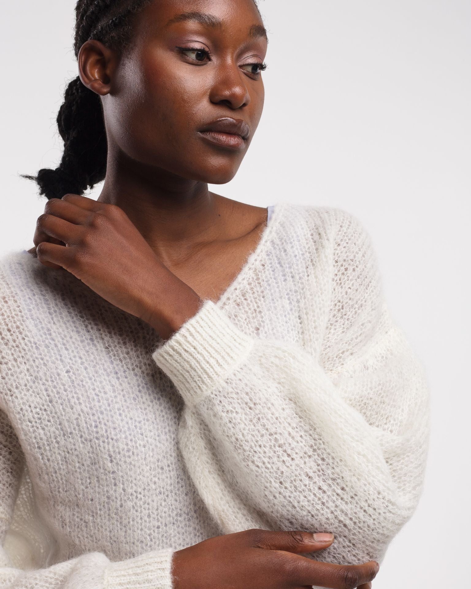 Light V-Neck Pullover – Nahaufnahme in Off-white #farbe_off-white