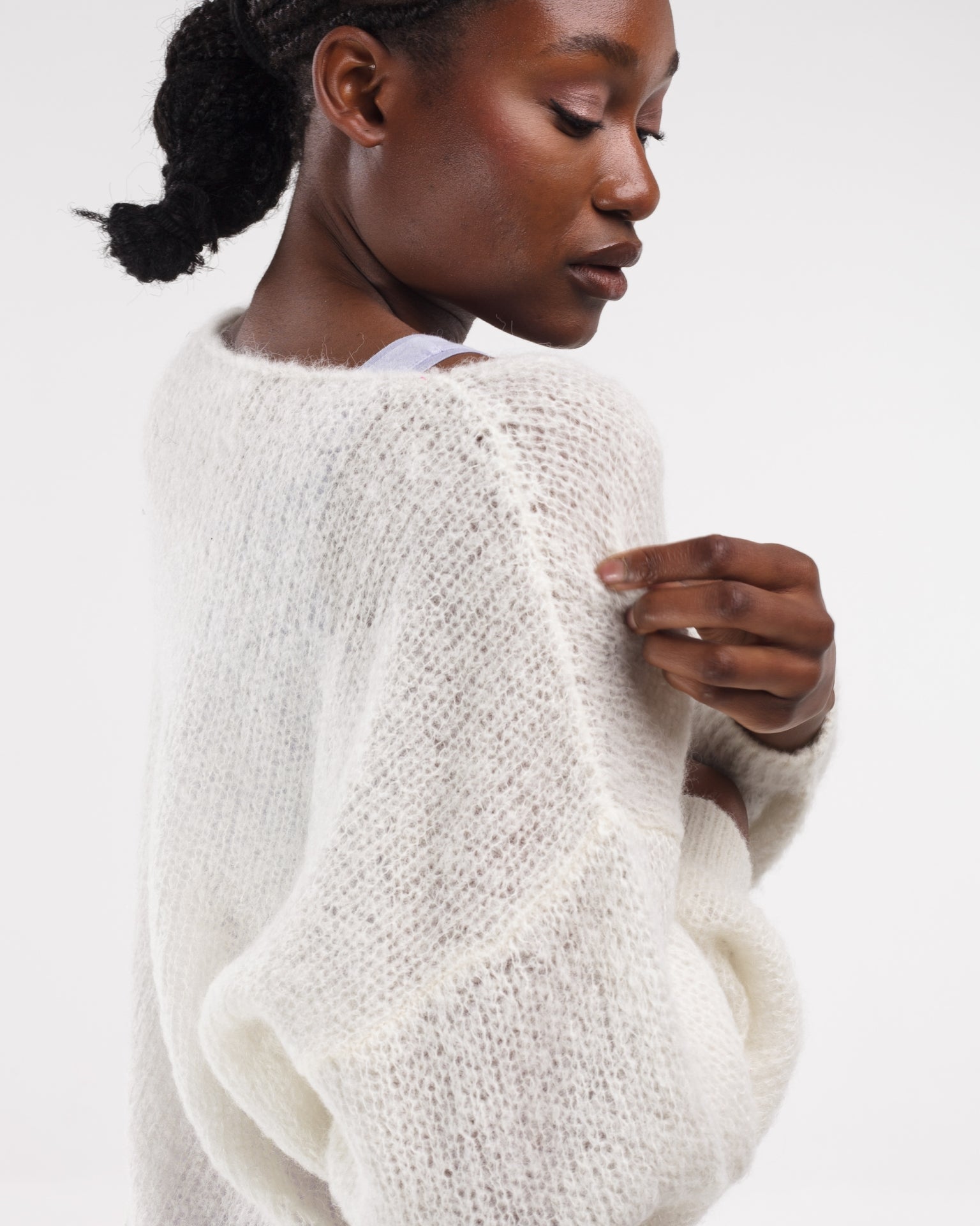 Light V-Neck Pullover in Off-white – Ganzkörperansicht #farbe_off-white