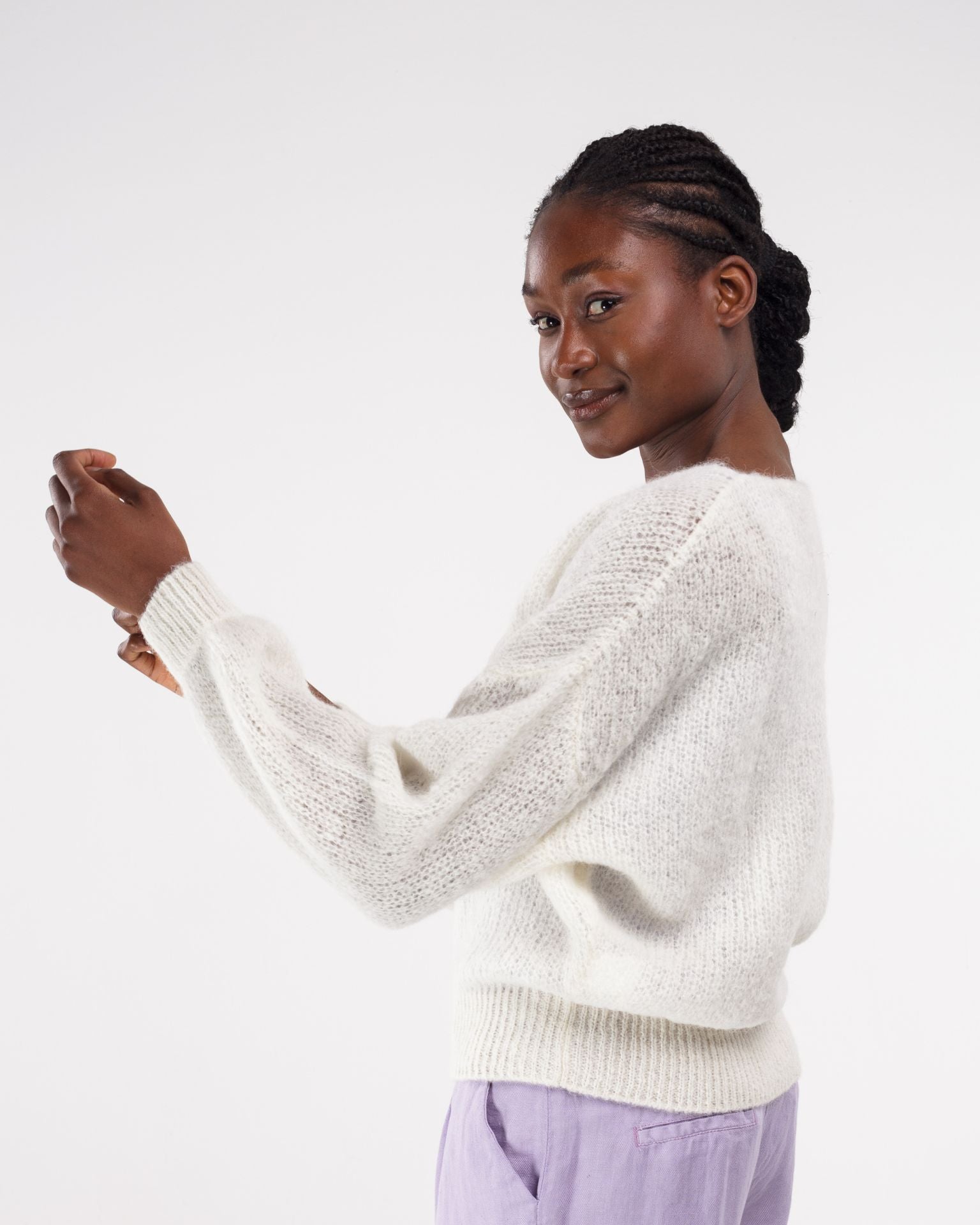 Light V-Neck Pullover in Off-white – Detailaufnahme myloook #farbe_off-white