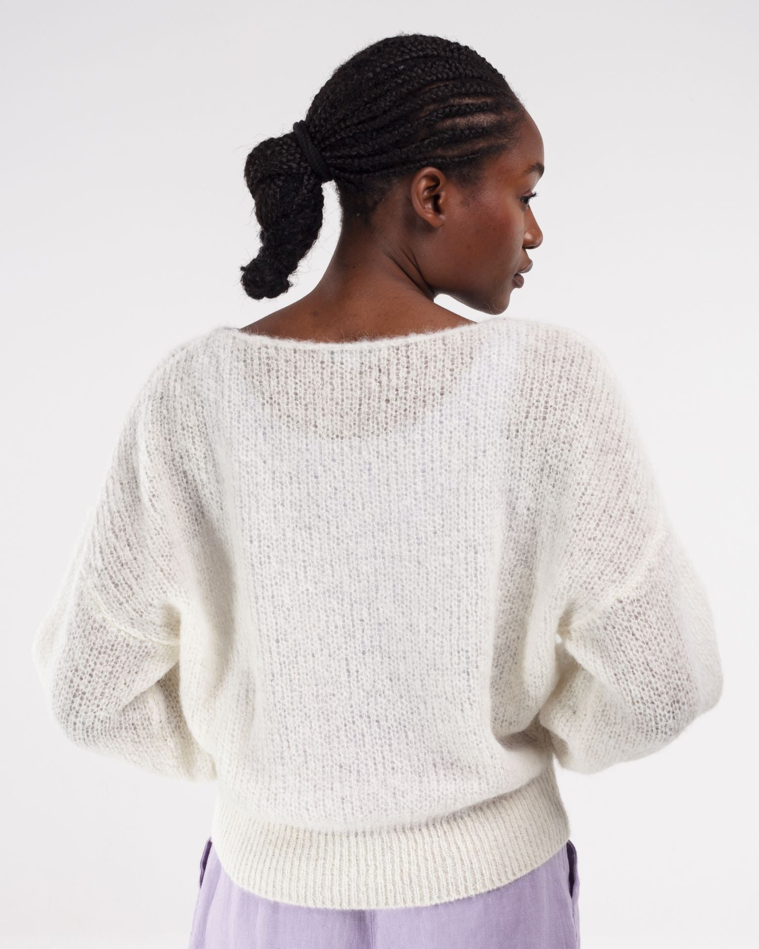 Light V-Neck Pullover – Rückseite in Off-white #farbe_off-white