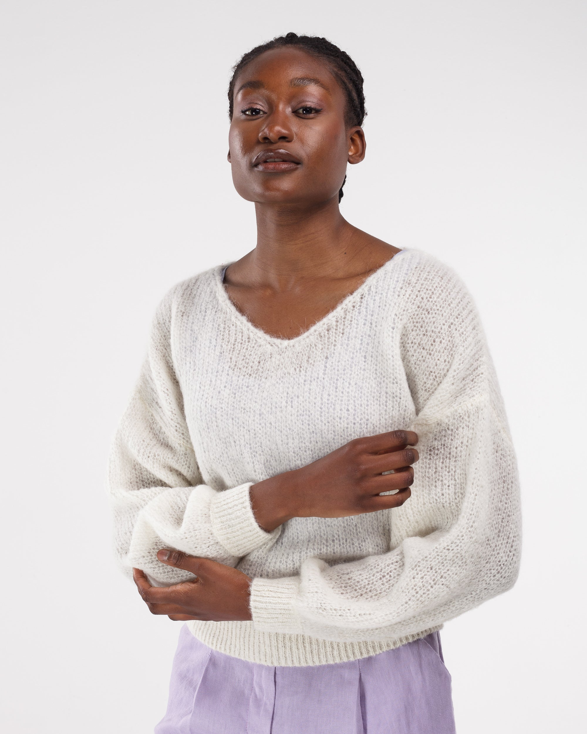 Light V-Neck Pullover in Off-white – Ansicht von hinten #farbe_off-white