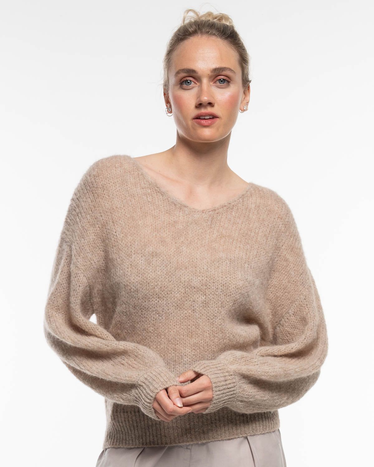 Light V-Neck Pullover in Humus – Rückseite myloook #farbe_humus