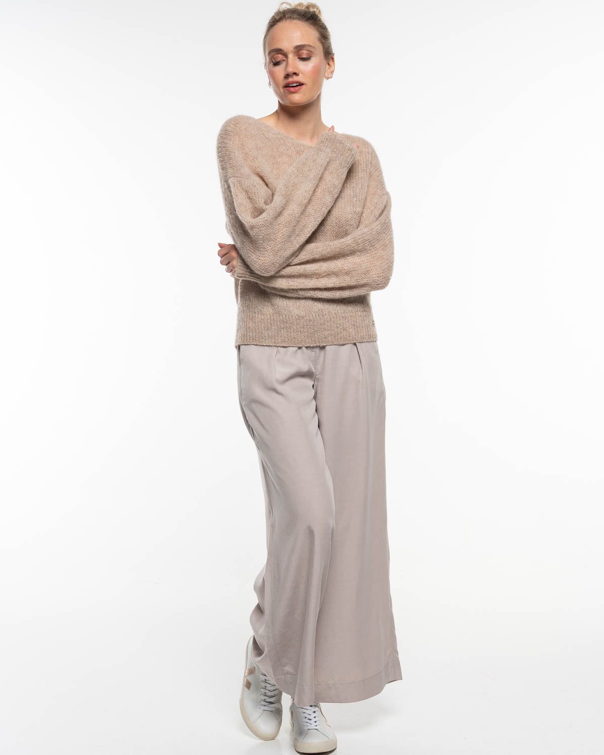 Light V-Neck Pullover in Humus – Nahaufnahme myloook #farbe_humus
