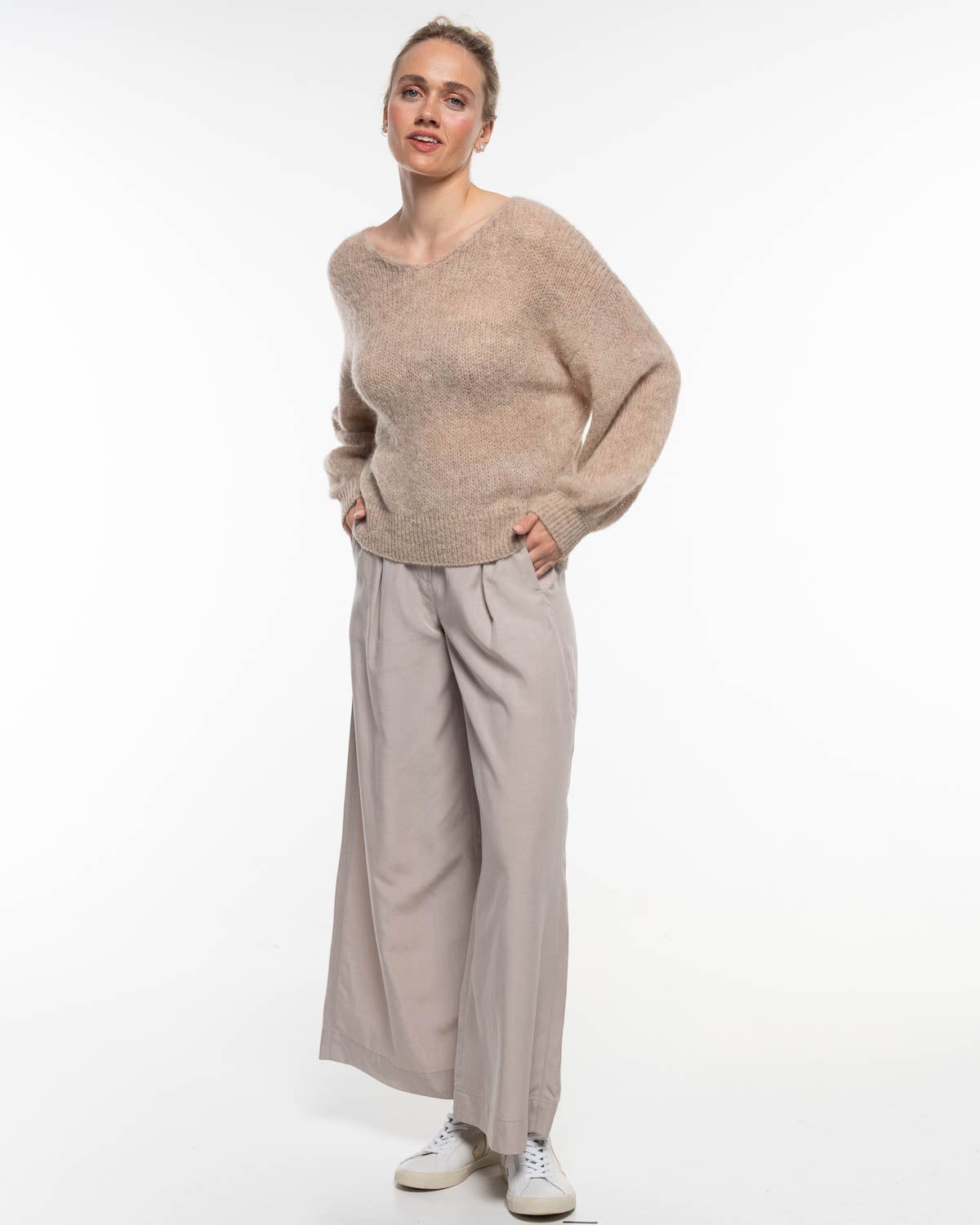Light V-Neck Pullover – Ganzkörperansicht in Humus #farbe_humus
