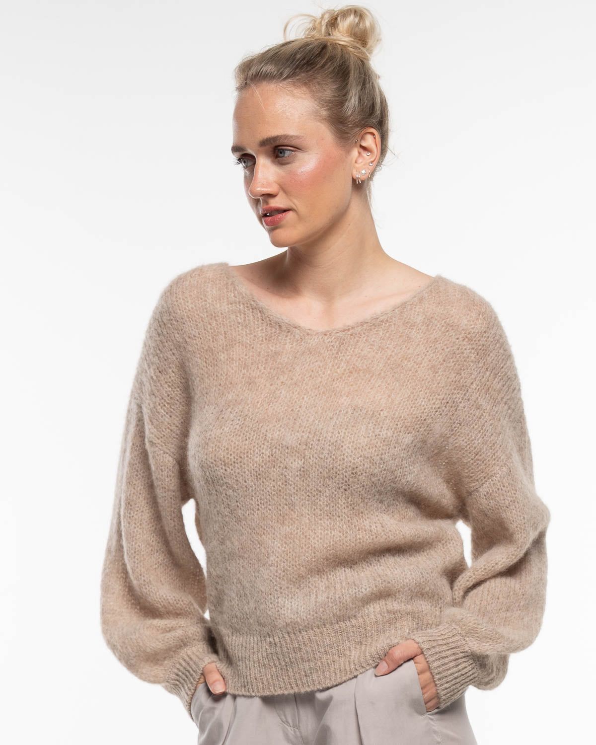 Light V-Neck Pullover – Ansicht von hinten in Humus #farbe_humus