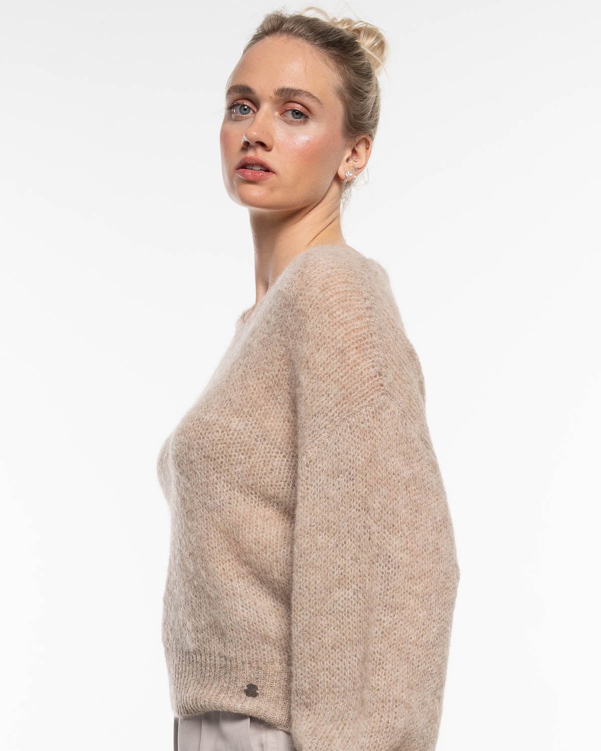 Light V-Neck Pullover in Humus – Detailaufnahme #farbe_humus