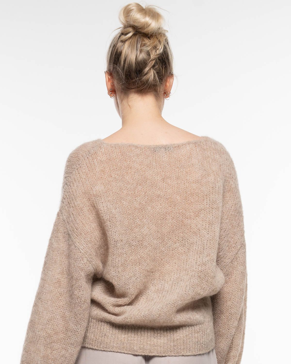 Light V-Neck Pullover in Humus – Frontansicht #farbe_humus