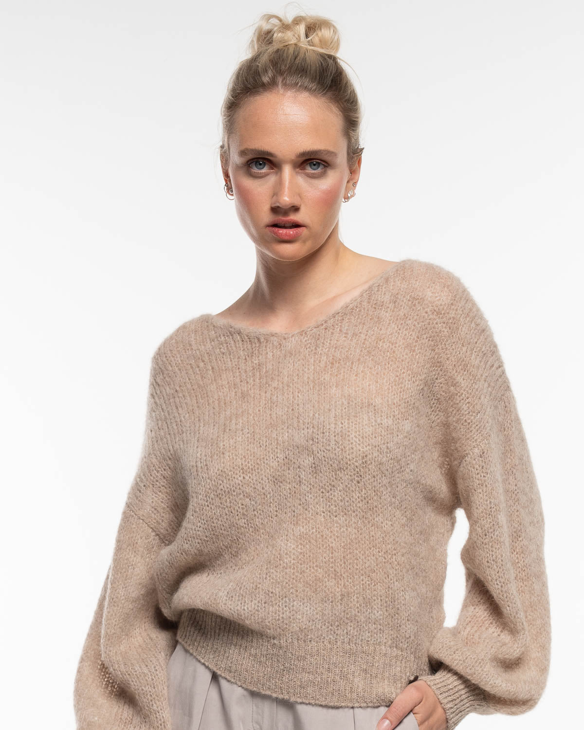 Light V-Neck Pullover