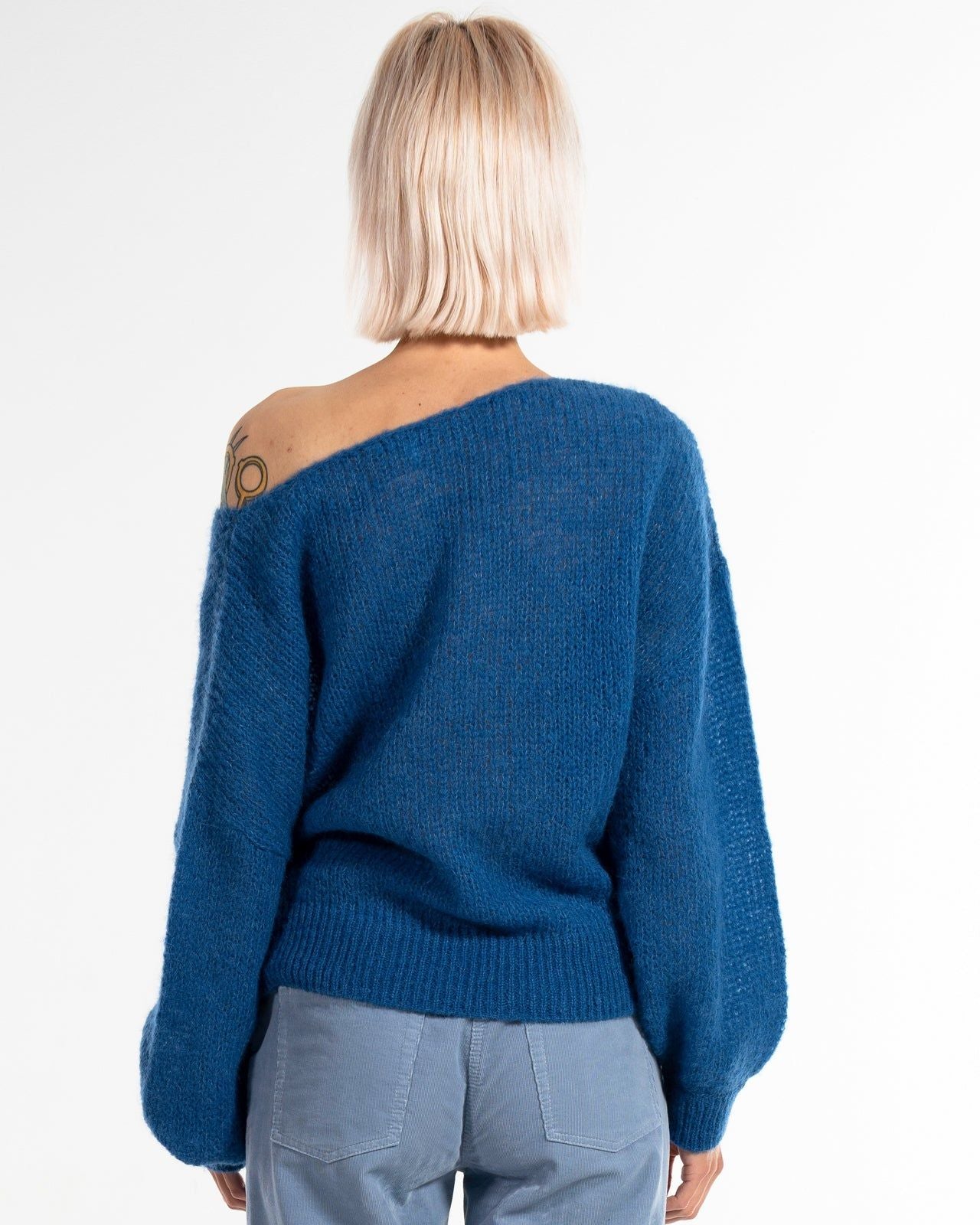 Light V-Neck Pullover in Stahlblau – Detailansicht Stoff myloook #farbe_stahlblau
