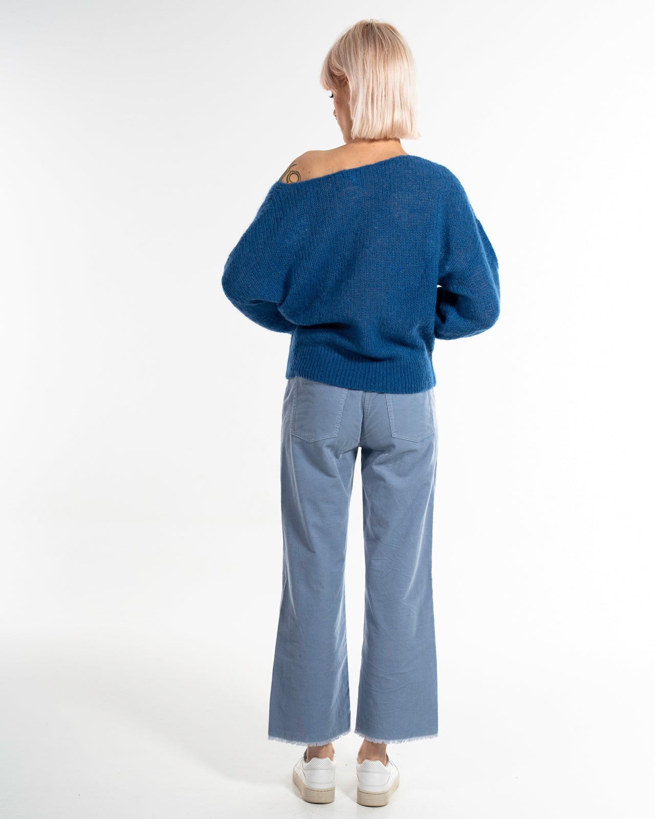 Light V-Neck Pullover – Detailansicht Verarbeitung in Stahlblau #farbe_stahlblau