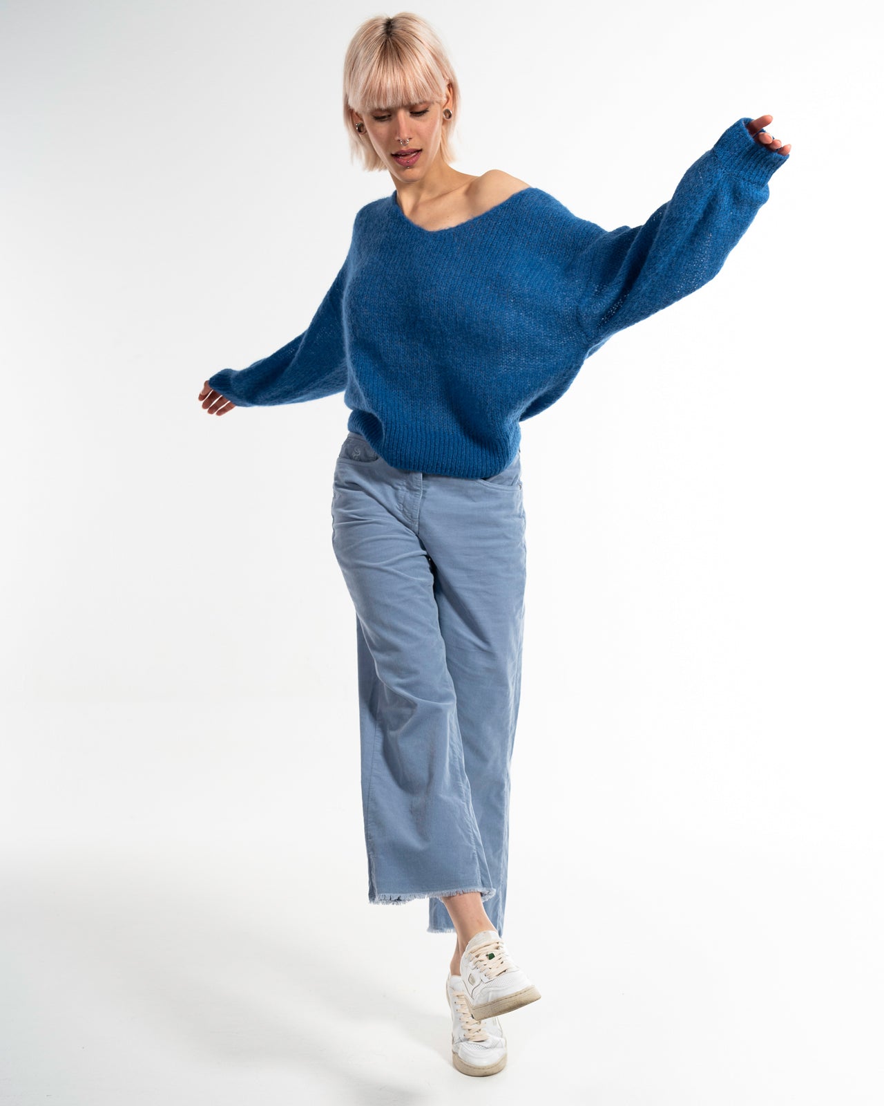 Light V-Neck Pullover in Stahlblau – Nahaufnahme #farbe_stahlblau