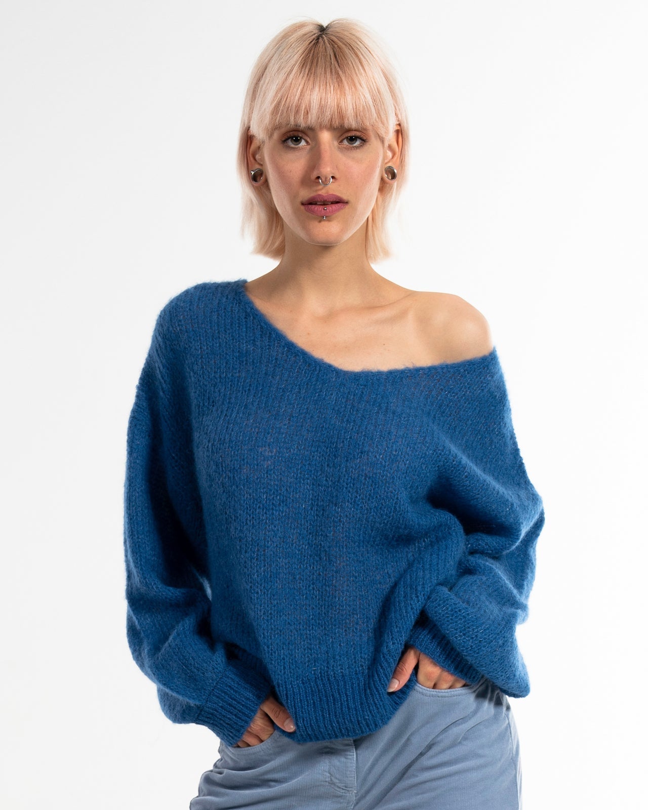 Light V-Neck Pullover in Stahlblau – Ganzkörperansicht myloook #farbe_stahlblau
