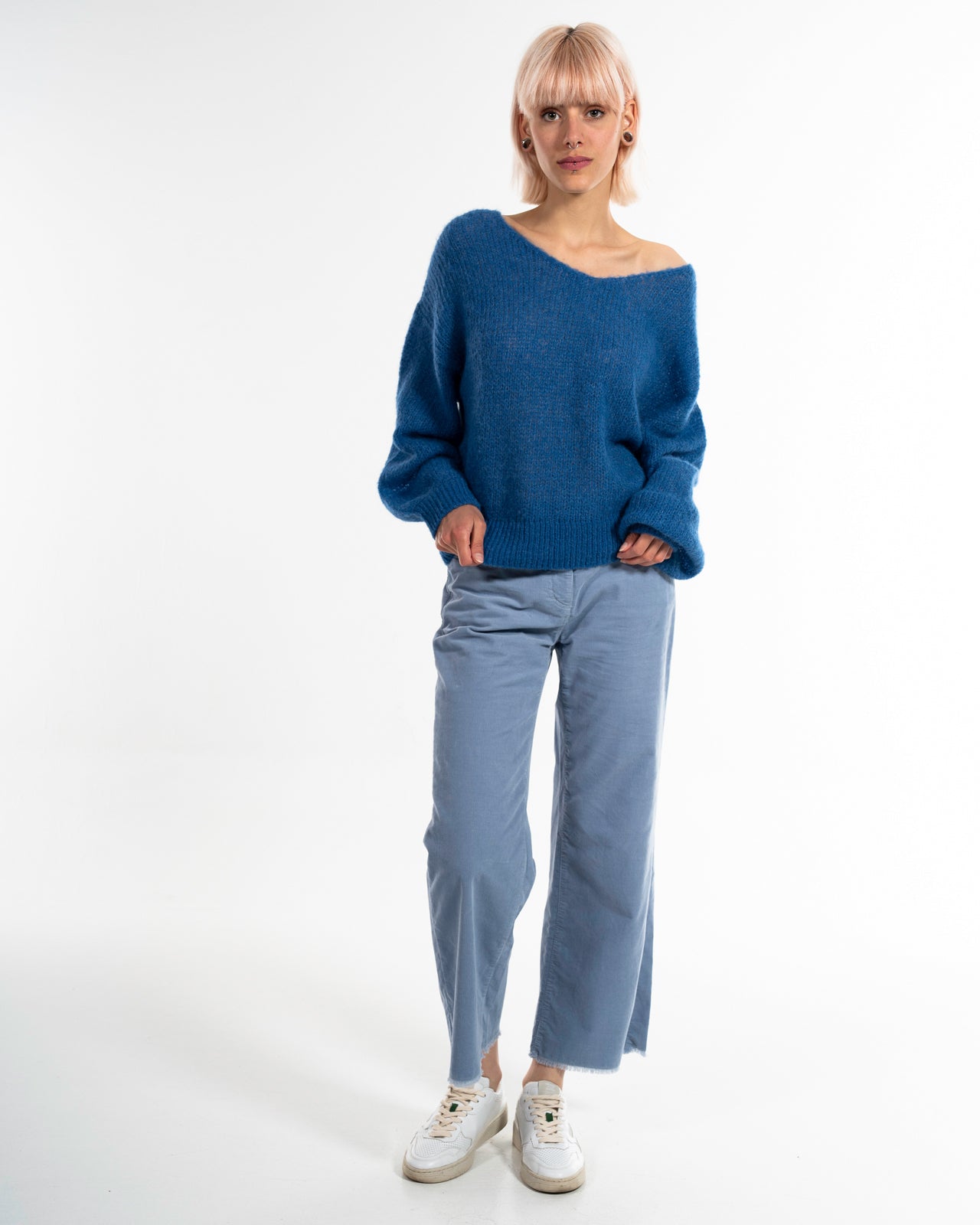 Light V-Neck Pullover – Detailaufnahme in Stahlblau #farbe_stahlblau
