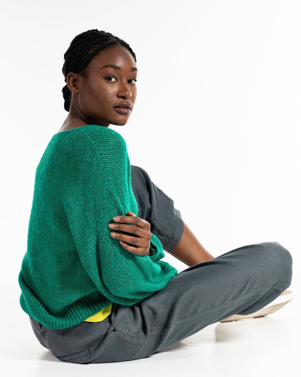 Light V-Neck Pullover – Styling-Ansicht in Smaragd #farbe_smaragd