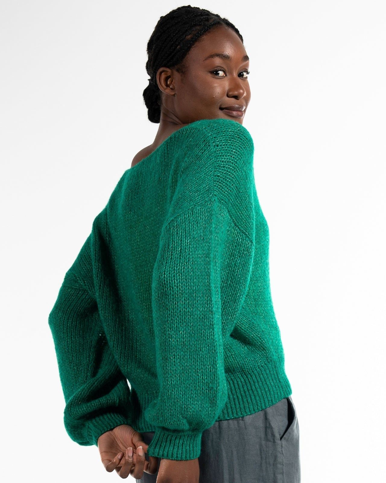 Light V-Neck Pullover in Smaragd – Seitenansicht myloook #farbe_smaragd