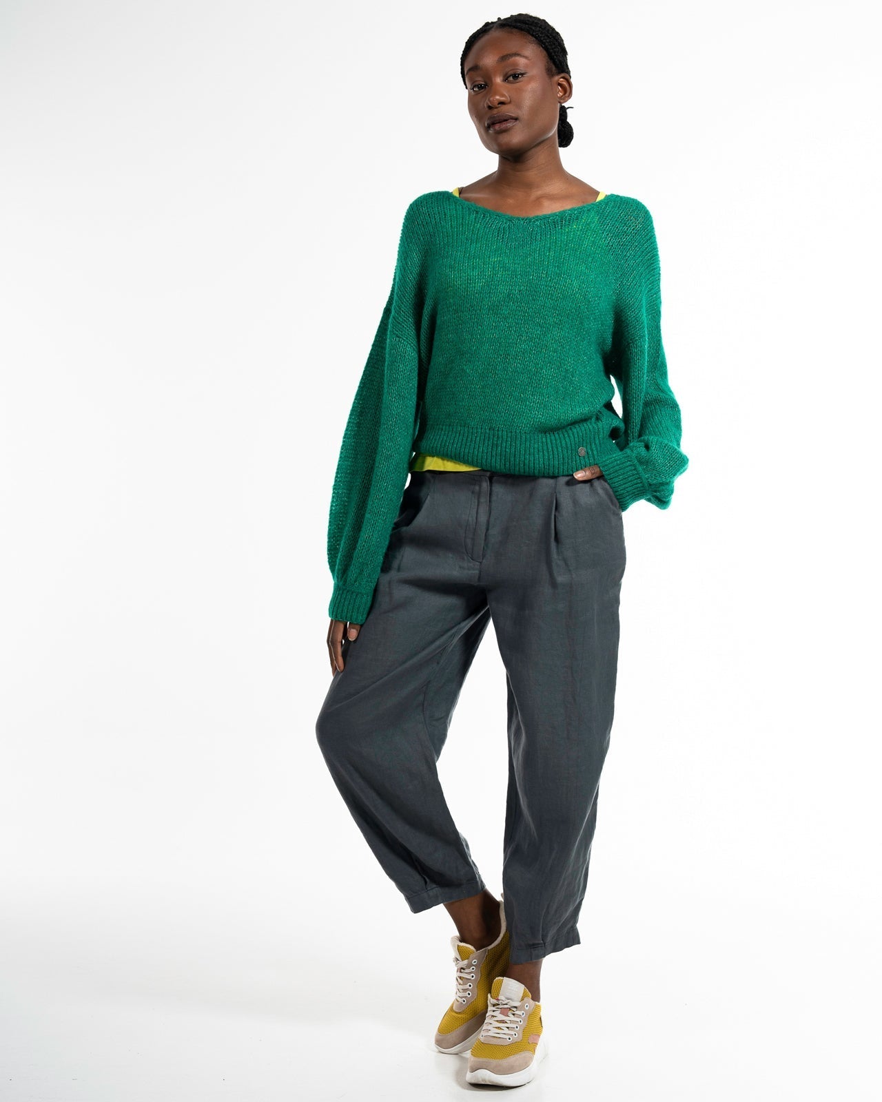 Light V-Neck Pullover – Produktfoto in Smaragd #farbe_smaragd