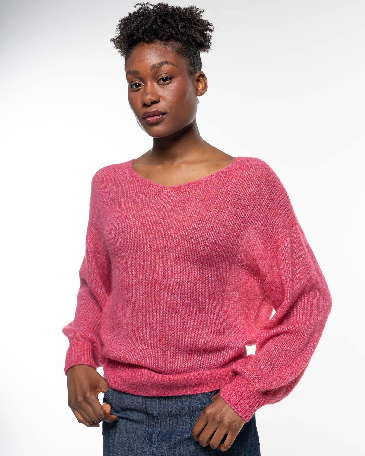 Light V-Neck Pullover – Detailansicht Stoff in Cherry #farbe_cherry