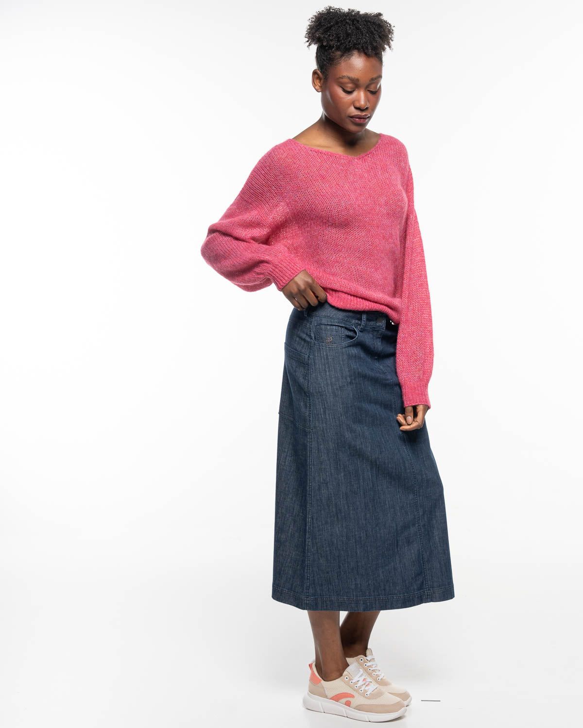 Light V-Neck Pullover in Cherry – Styling-Ansicht #farbe_cherry