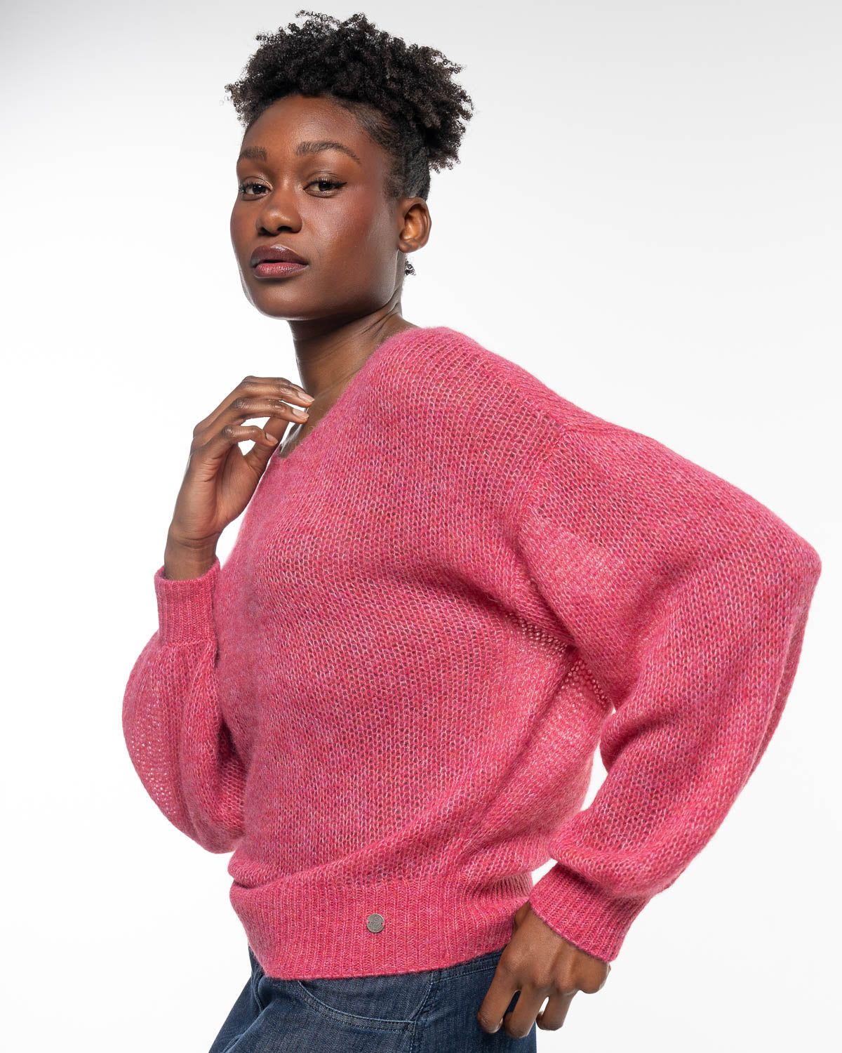 Light V-Neck Pullover in Cherry – Detailansicht Verarbeitung #farbe_cherry