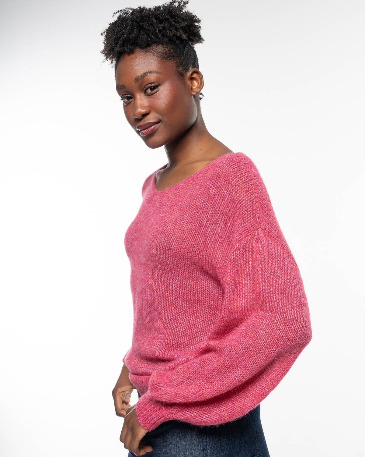 Light V-Neck Pullover – Seitenansicht in Cherry #farbe_cherry
