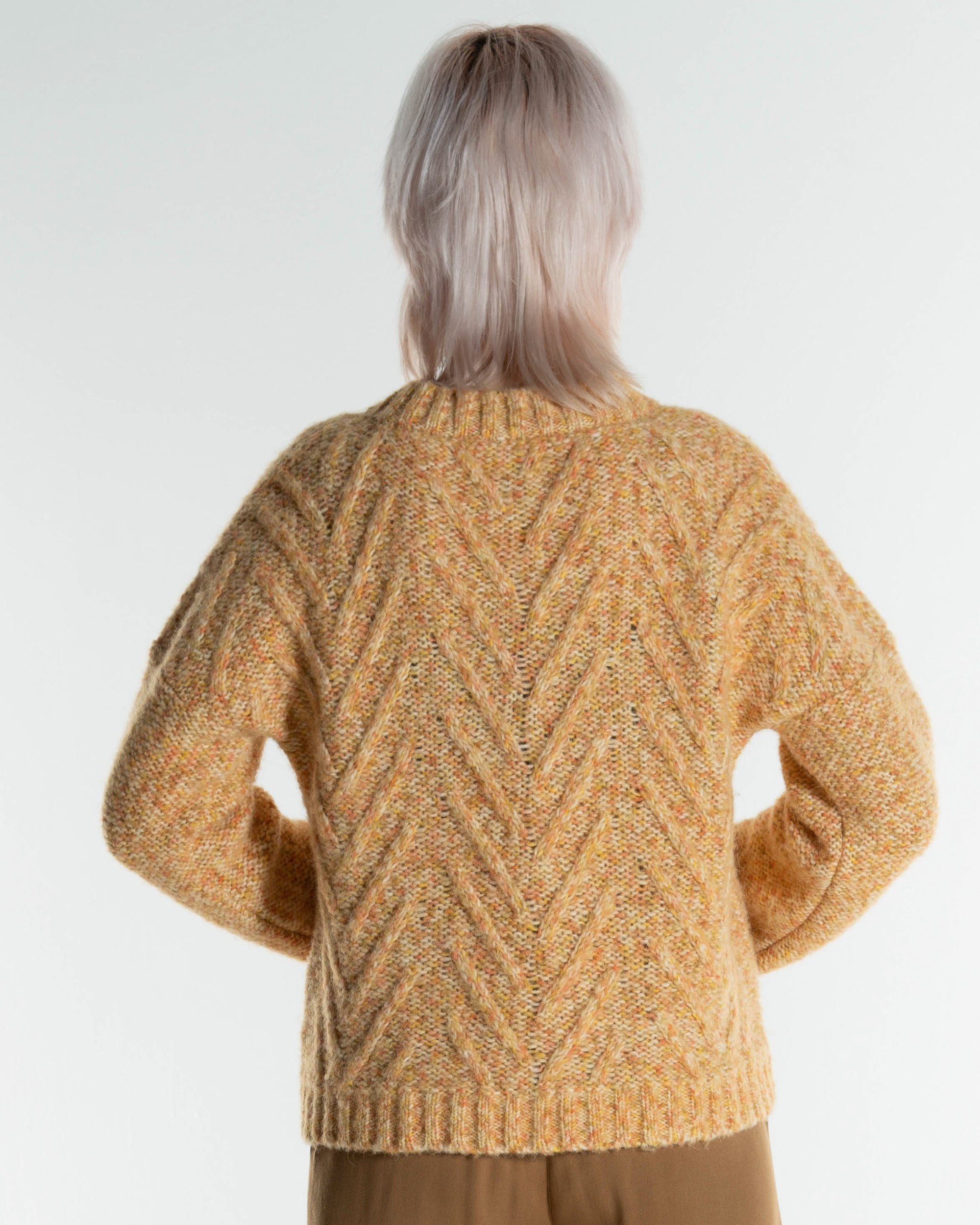 Fancy Turtleneck gold in Goldgelb – Detailansicht Stoff #farbe_goldgelb
