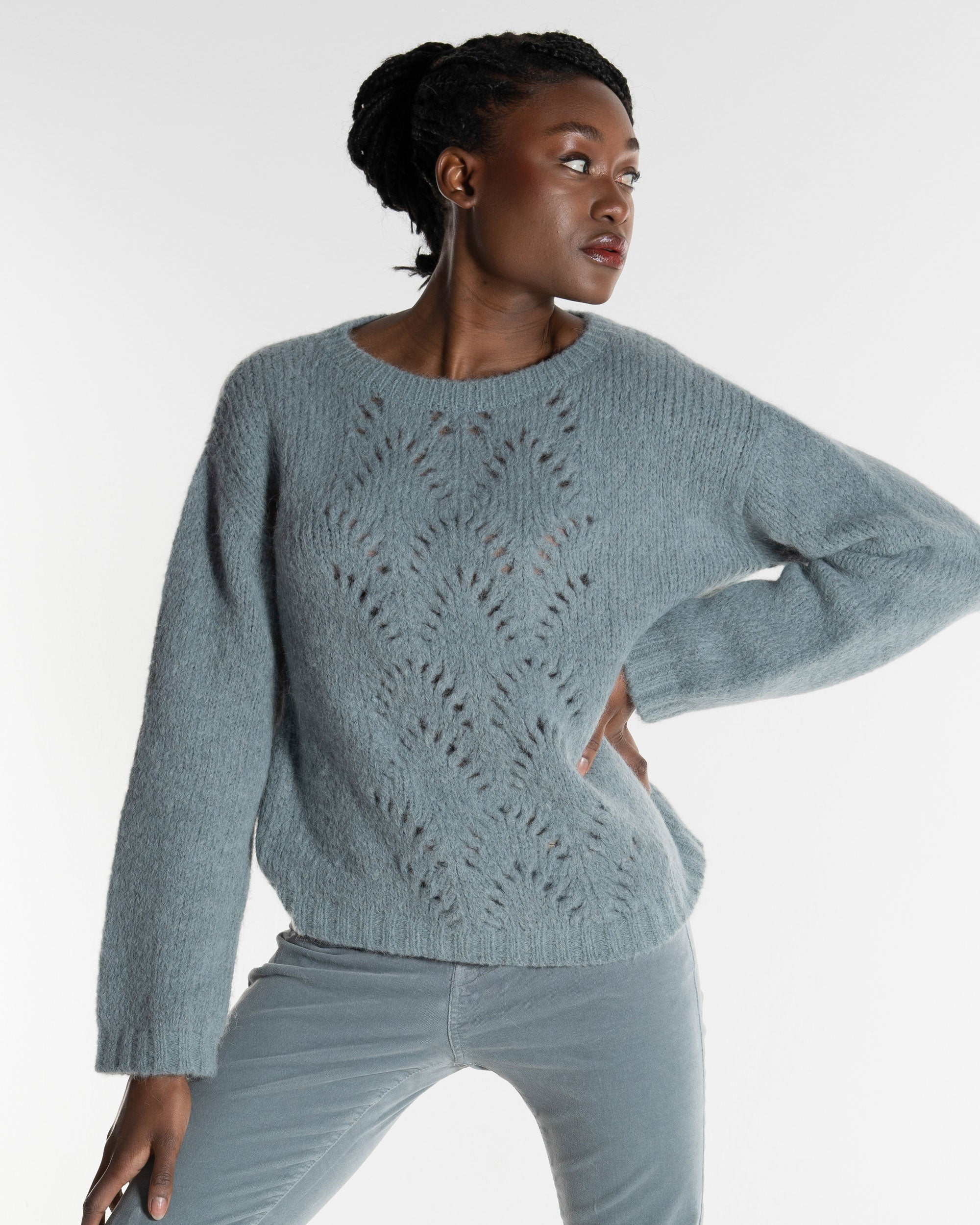 Frau mit grau blauem Strickpullover