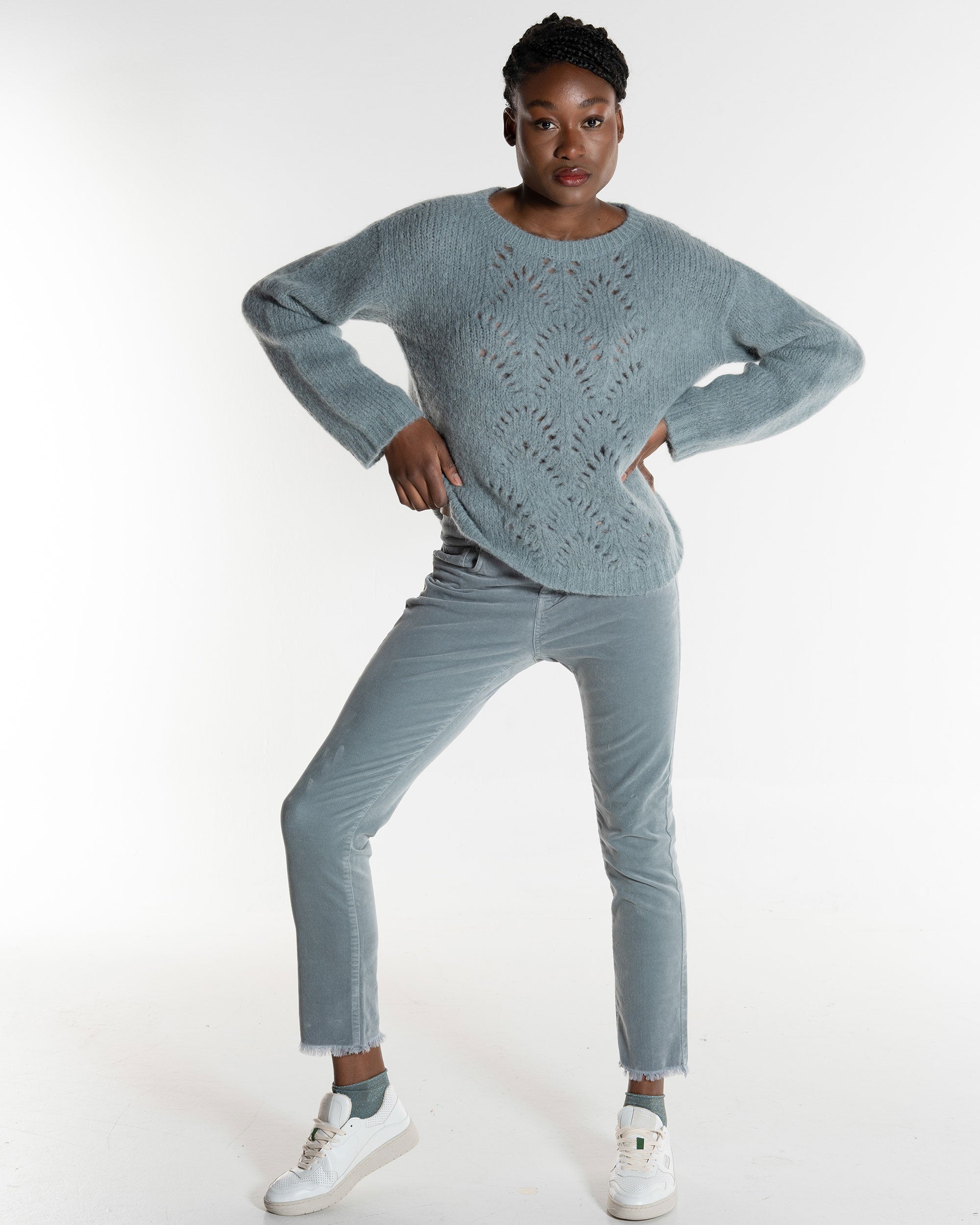 Frau mit grau blauem Strickpullover und passender Hose