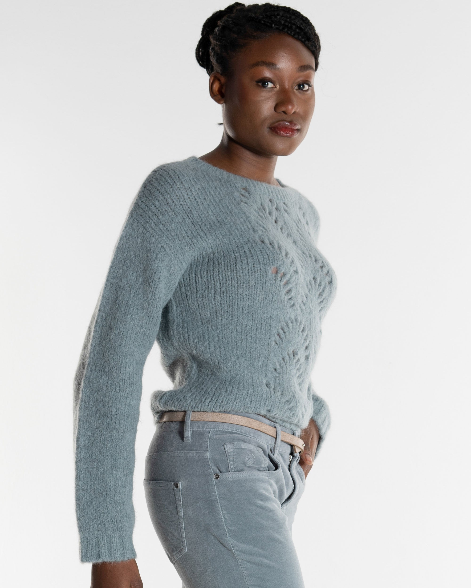 Frau mit grau blauem Strickpullover