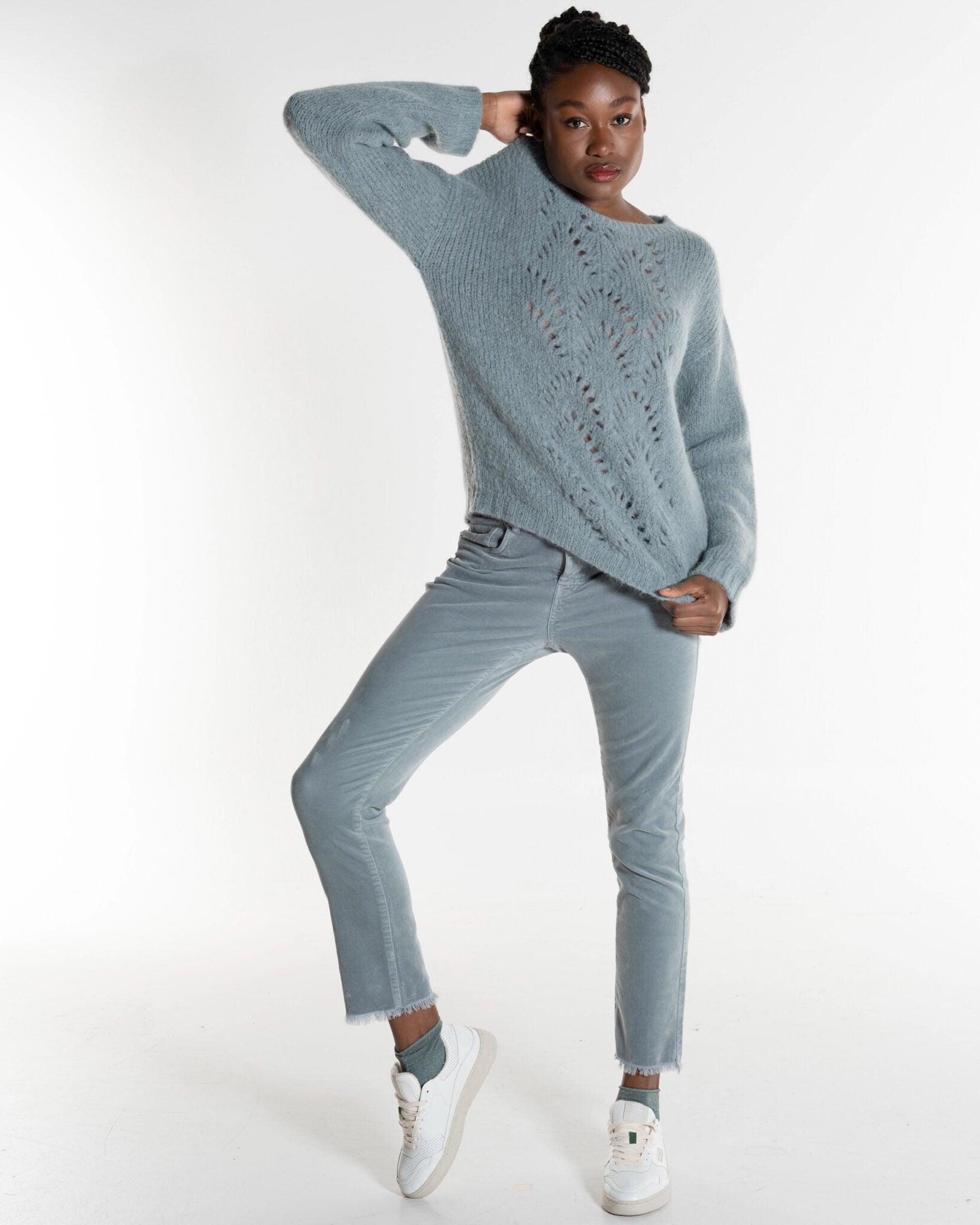 Frau mit grau blauem Strickpullover und passender Hose