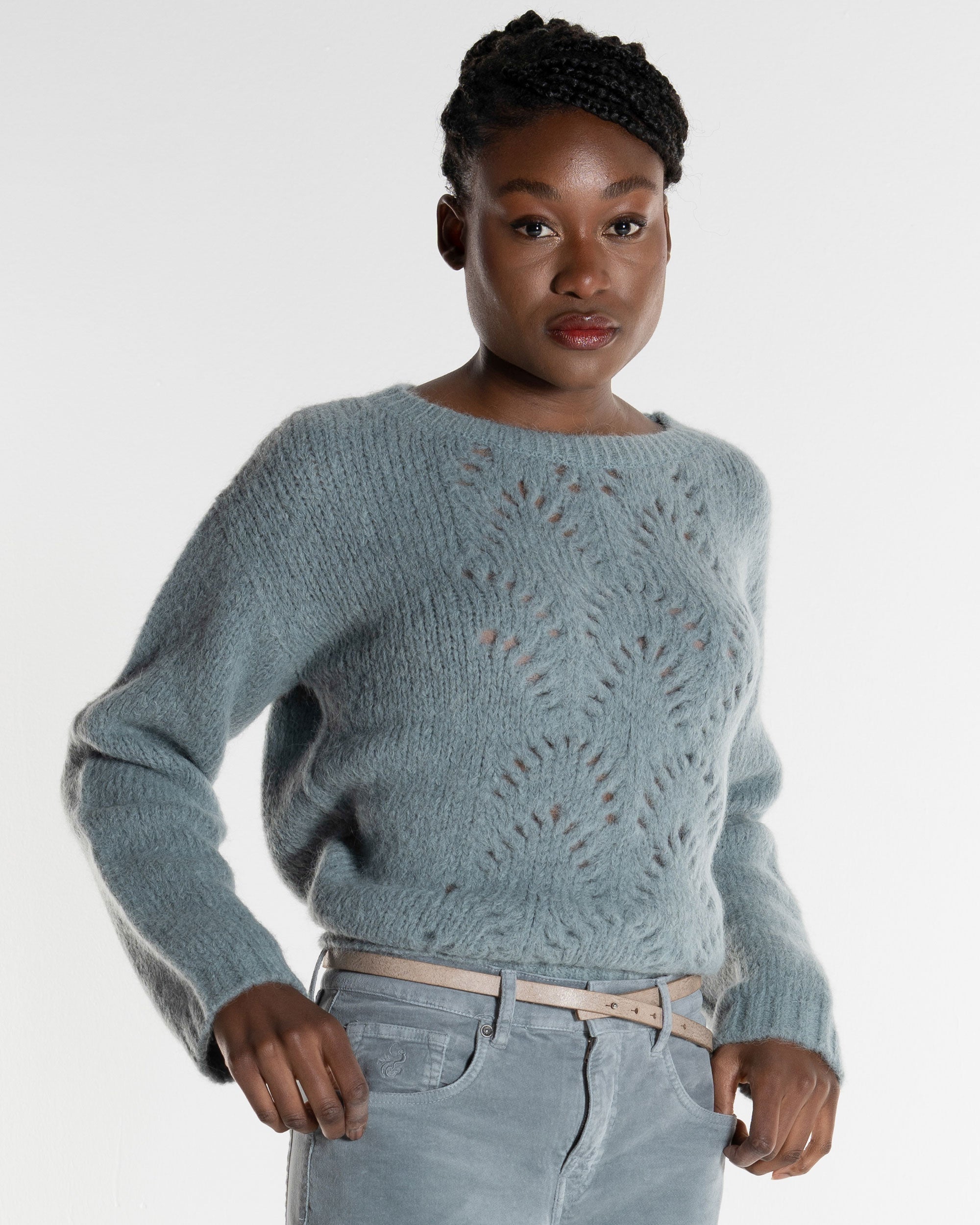 Frau mit grau blauem Strickpullover