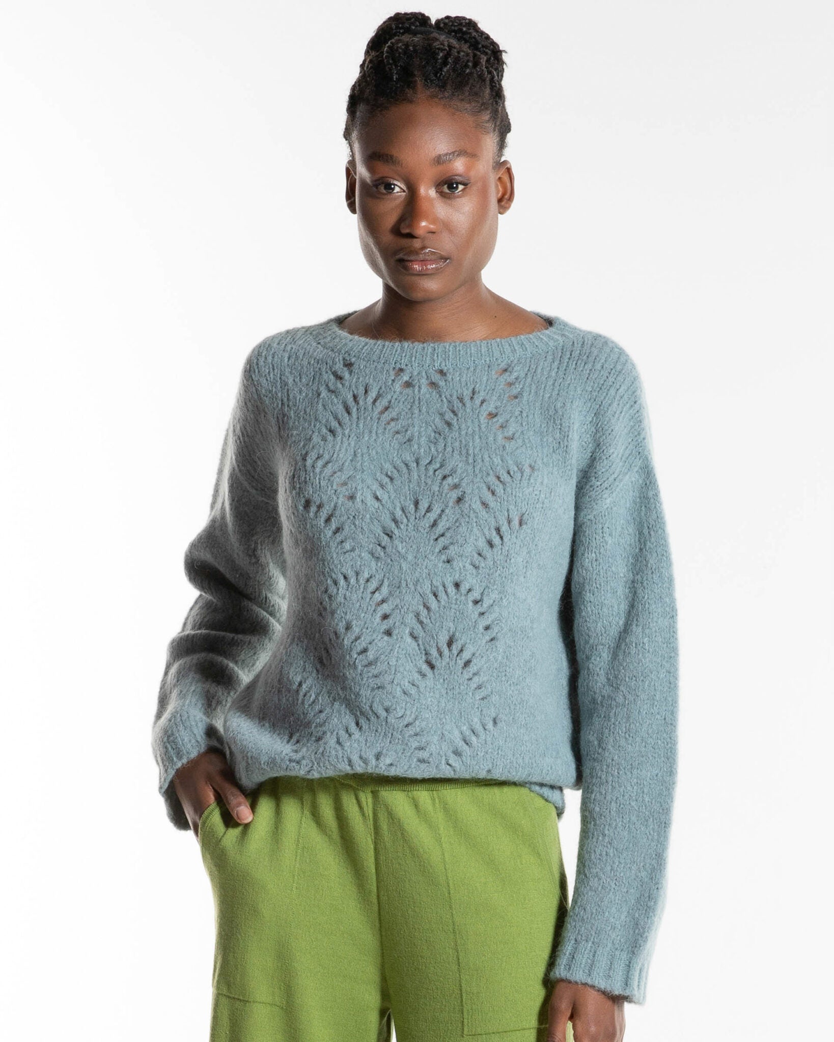 Frau mit grau blauem Strickpullover
