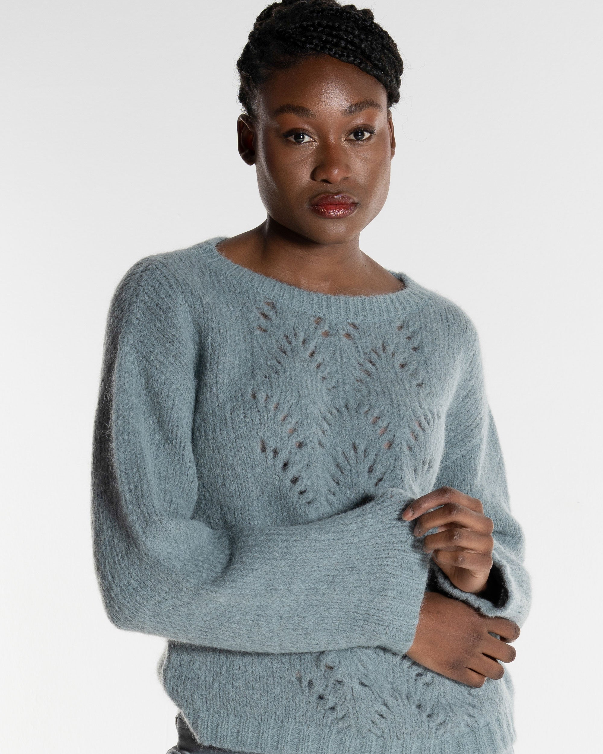Frau mit grau blauem Strickpullover – Detailansicht